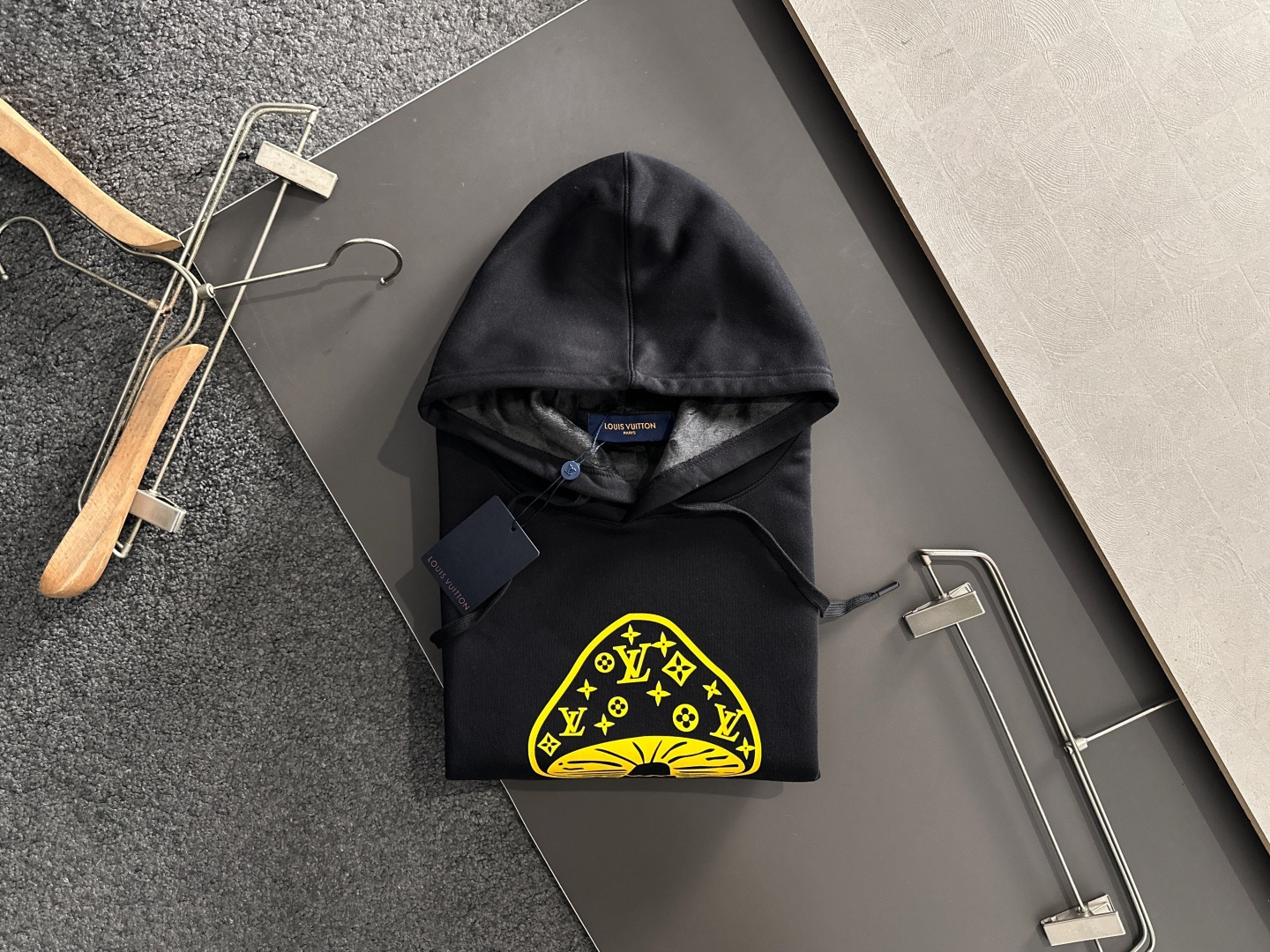 1V 2025SS新款男士加绒连帽卫衣 选用定制加绒卫衣面料 纹理细腻 舒适贴肤 插兜低口袋设计，饰以品