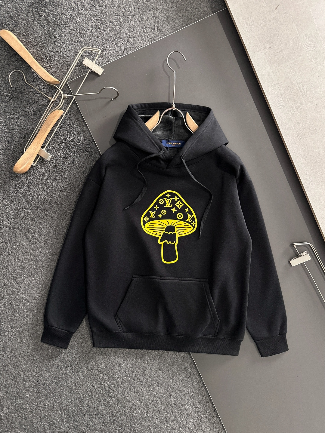 1V 2025SS新款男士加绒连帽卫衣 选用定制加绒卫衣面料 纹理细腻 舒适贴肤 插兜低口袋设计，饰以品