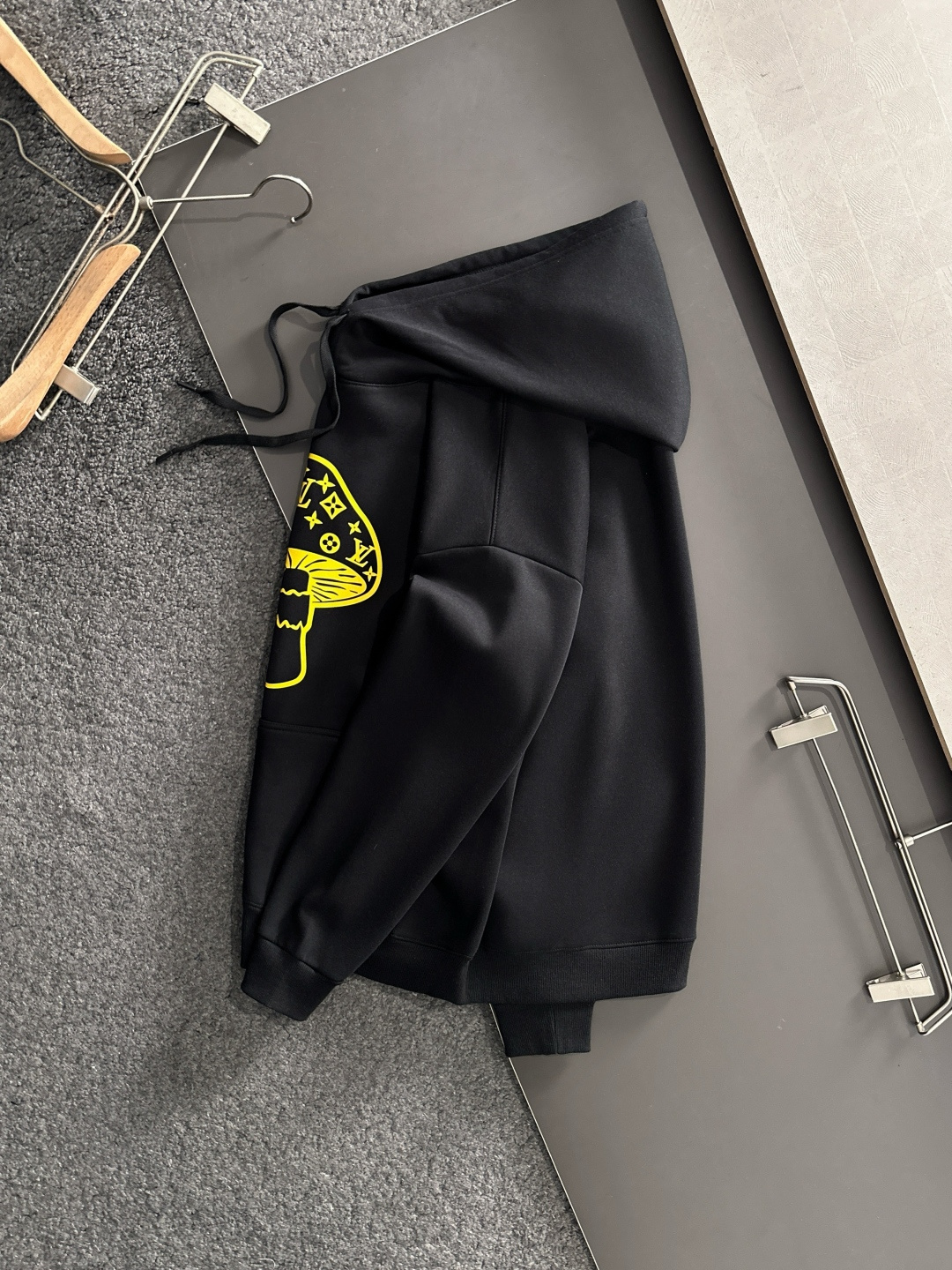 1V 2025SS新款男士加绒连帽卫衣 选用定制加绒卫衣面料 纹理细腻 舒适贴肤 插兜低口袋设计，饰以品