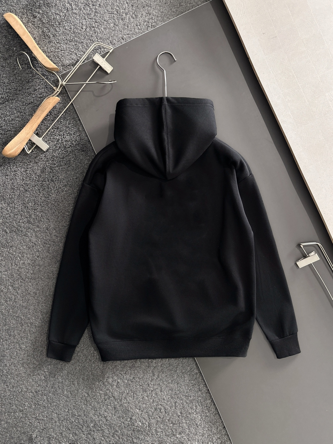 1V 2025SS新款男士加绒连帽卫衣 选用定制加绒卫衣面料 纹理细腻 舒适贴肤 插兜低口袋设计，饰以品