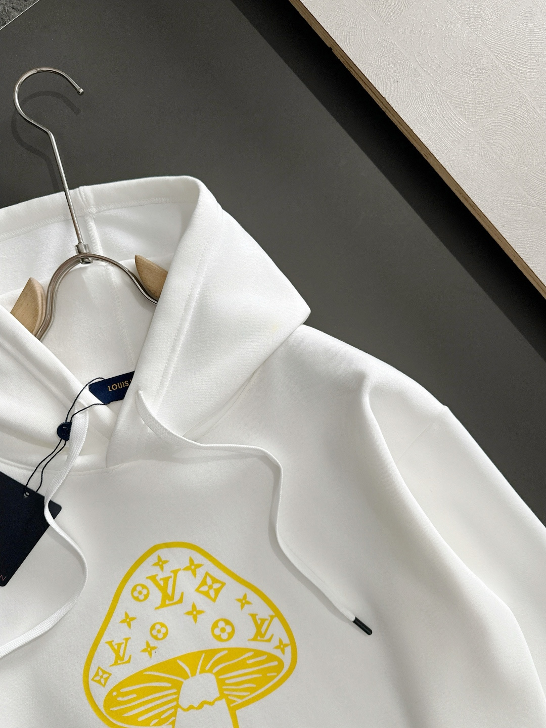 1V 2025SS新款男士加绒连帽卫衣 选用定制加绒卫衣面料 纹理细腻 舒适贴肤 插兜低口袋设计，饰以品