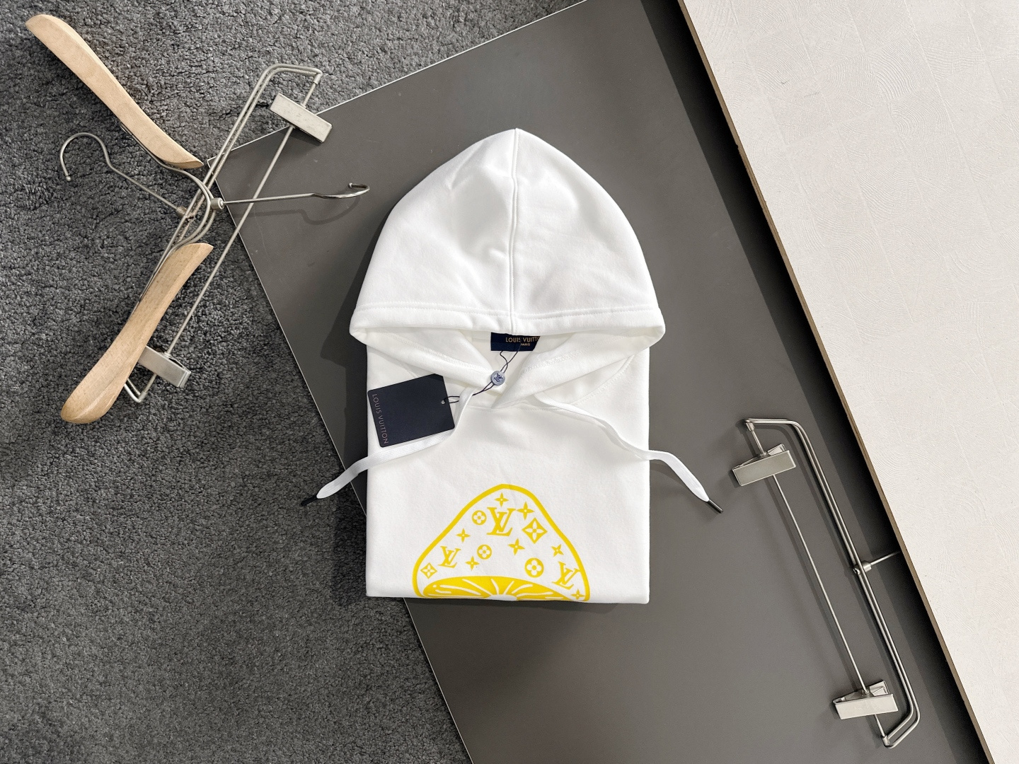 1V 2025SS新款男士加绒连帽卫衣 选用定制加绒卫衣面料 纹理细腻 舒适贴肤 插兜低口袋设计，饰以品