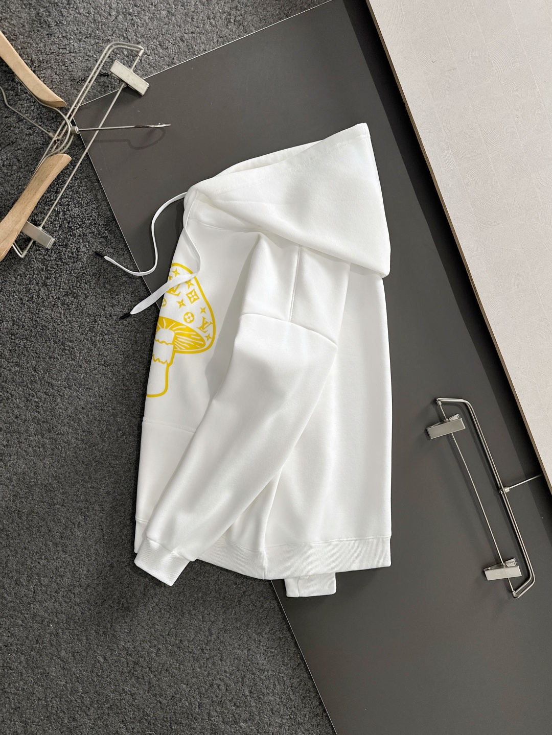 1V 2025SS新款男士加绒连帽卫衣 选用定制加绒卫衣面料 纹理细腻 舒适贴肤 插兜低口袋设计，饰以品