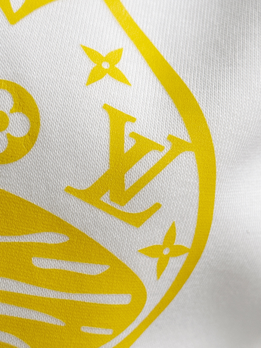 1V 2025SS新款男士加绒连帽卫衣 选用定制加绒卫衣面料 纹理细腻 舒适贴肤 插兜低口袋设计，饰以品