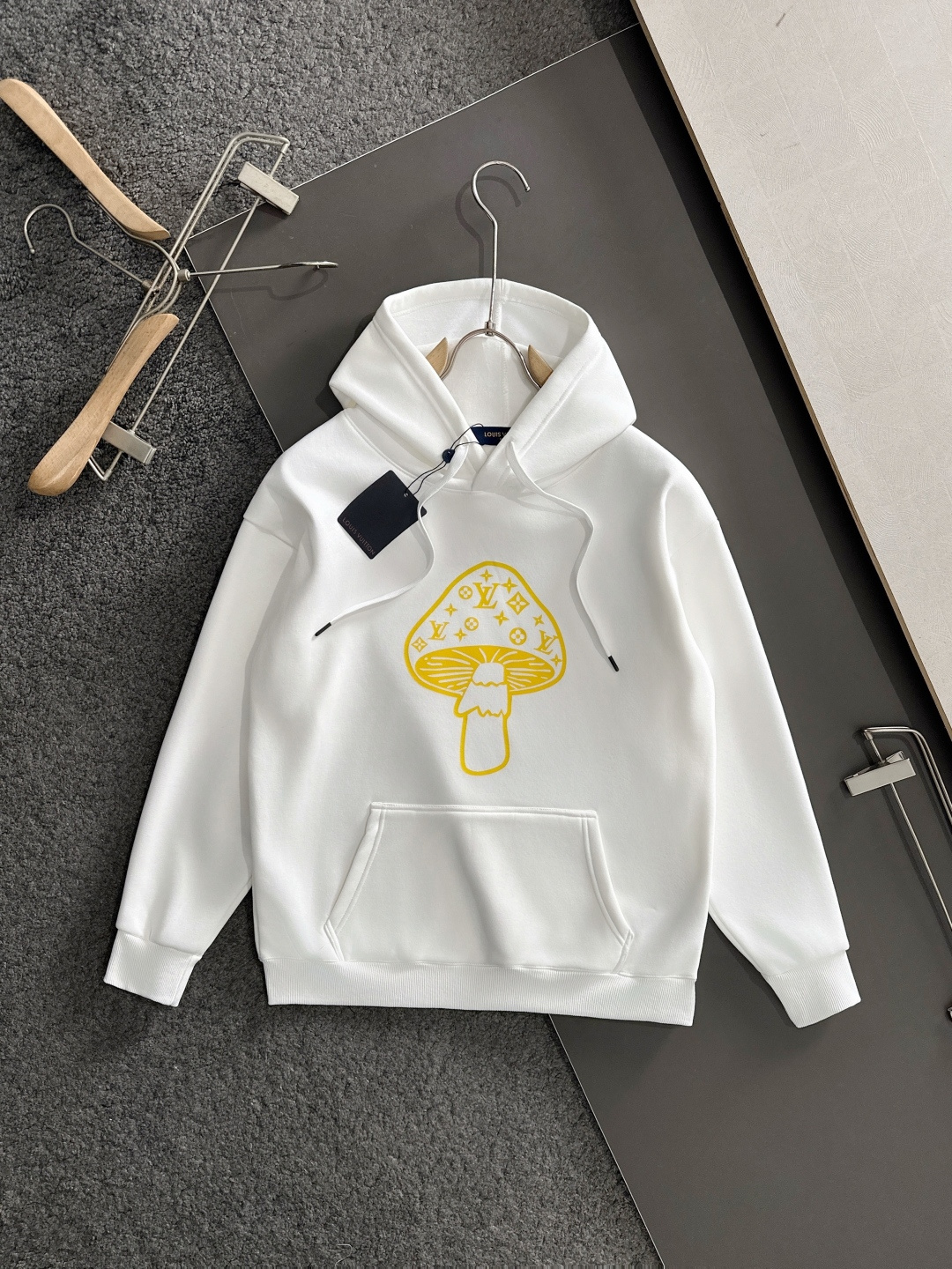 1V 2025SS新款男士加绒连帽卫衣 选用定制加绒卫衣面料 纹理细腻 舒适贴肤 插兜低口袋设计，饰以品