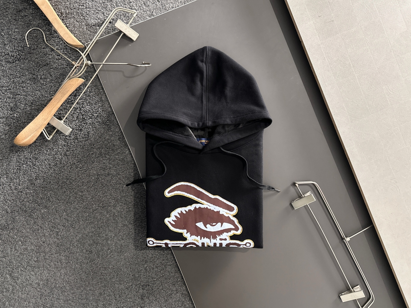 1V 2025SS新款男士加绒连帽卫衣 选用定制加绒卫衣面料 纹理细腻 舒适贴肤 插兜低口袋设计，饰以品