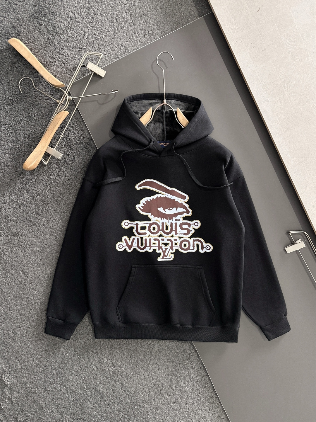 1V 2025SS新款男士加绒连帽卫衣 选用定制加绒卫衣面料 纹理细腻 舒适贴肤 插兜低口袋设计，饰以品