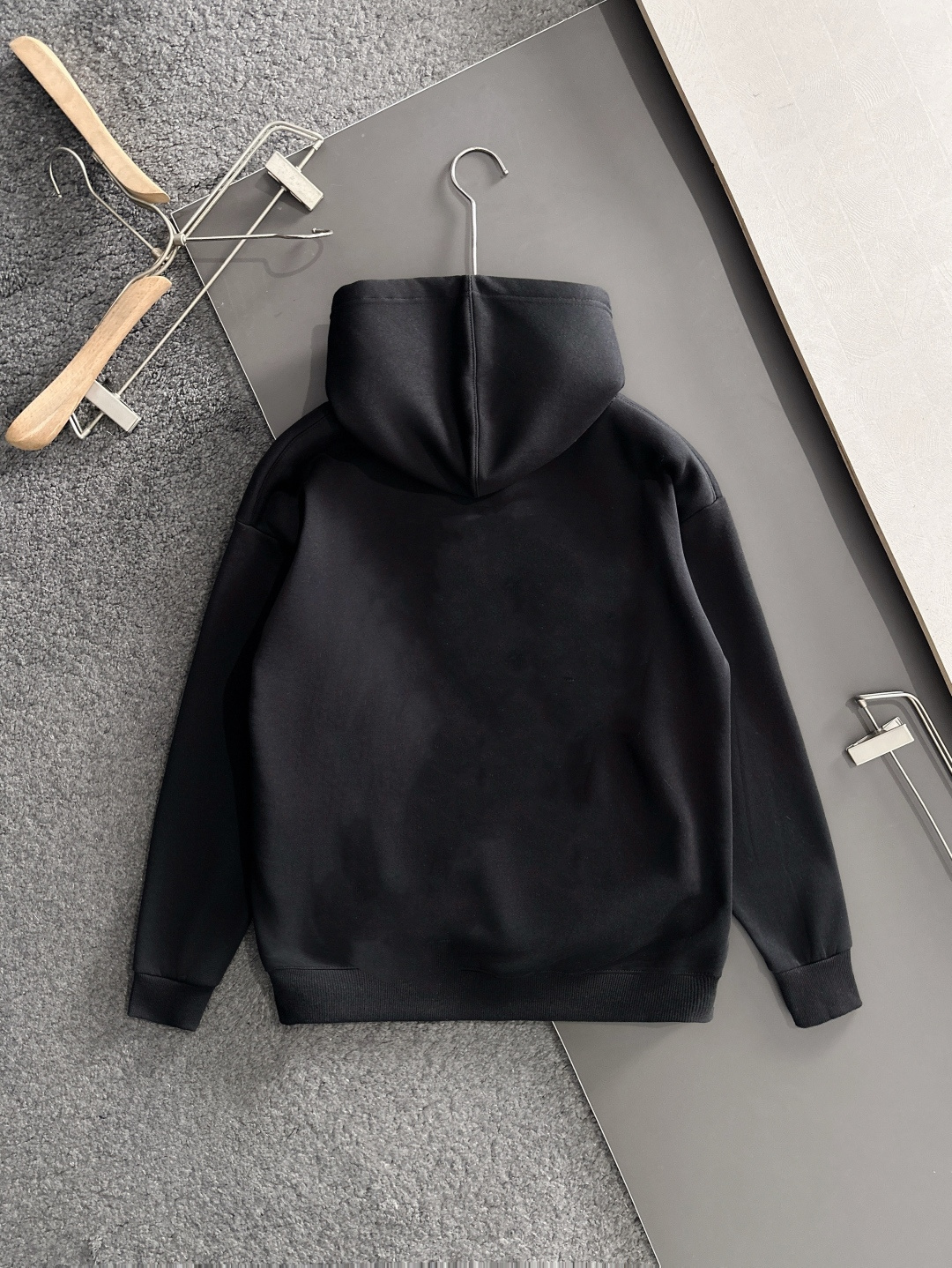 1V 2025SS新款男士加绒连帽卫衣 选用定制加绒卫衣面料 纹理细腻 舒适贴肤 插兜低口袋设计，饰以品