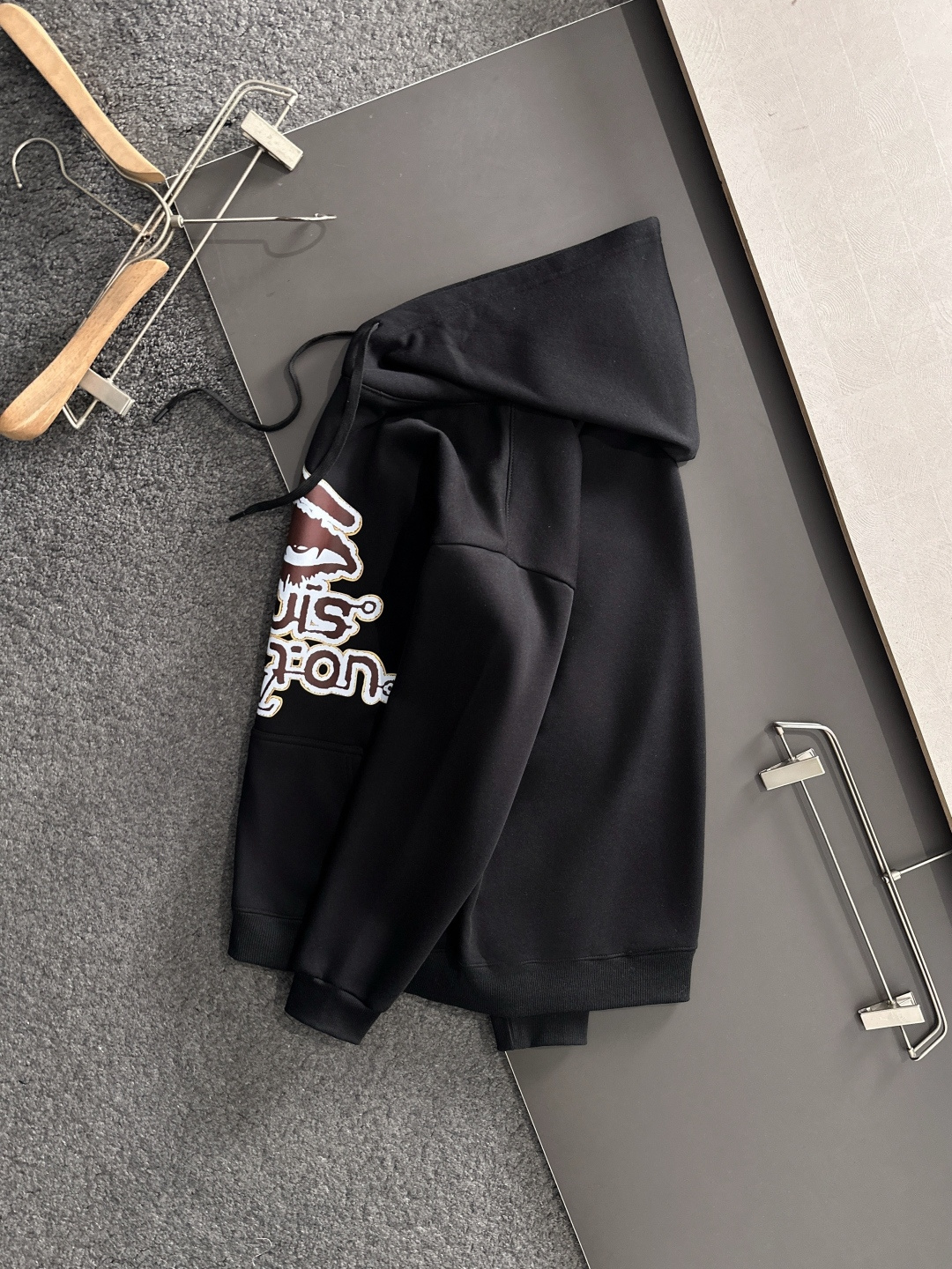 1V 2025SS新款男士加绒连帽卫衣 选用定制加绒卫衣面料 纹理细腻 舒适贴肤 插兜低口袋设计，饰以品