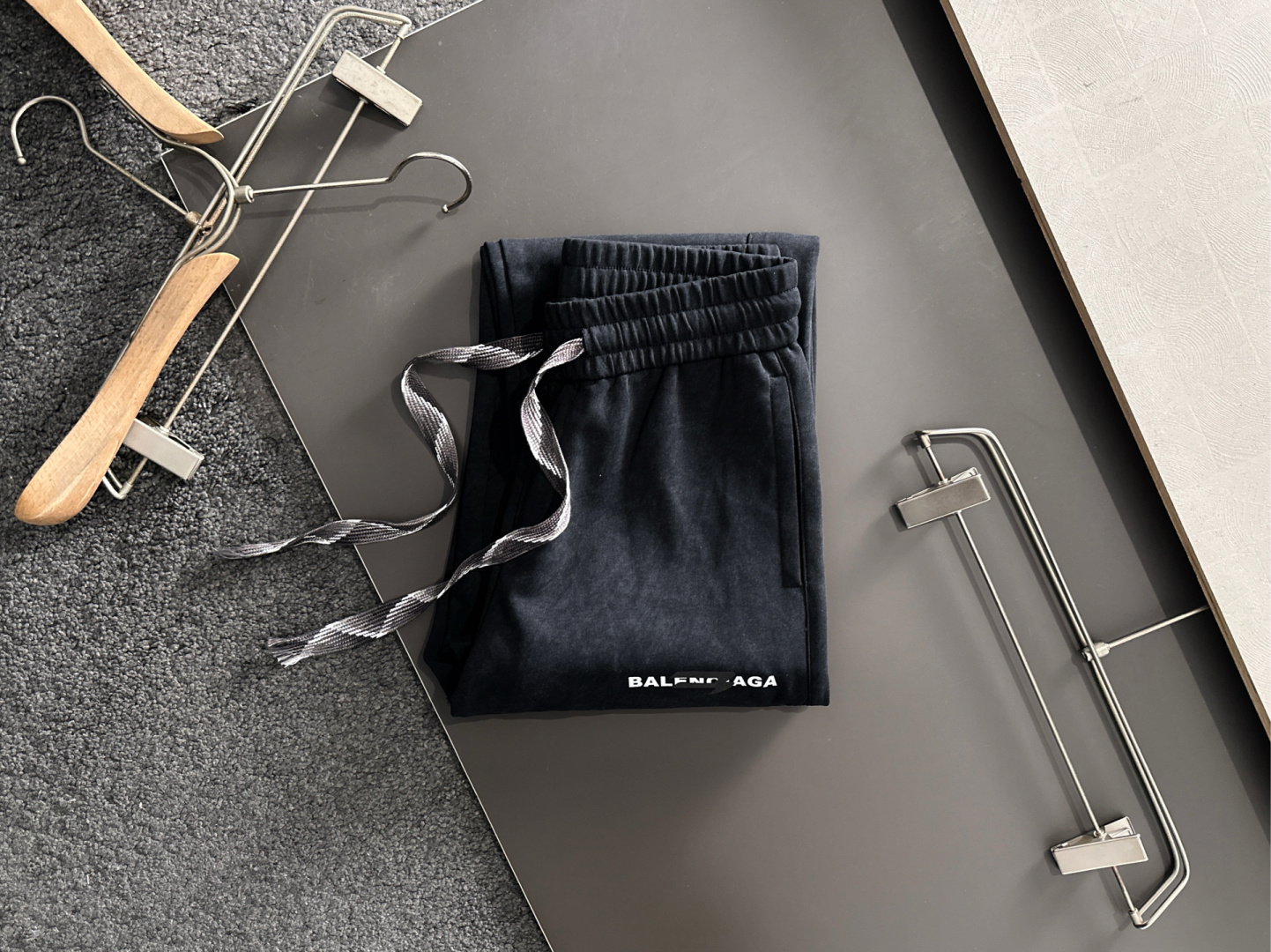 BAL 2025秋冬新品休闲裤，经典款百看不厌，裤身工艺设计，进口客供辅料、面料定制，每个细节做到极致，