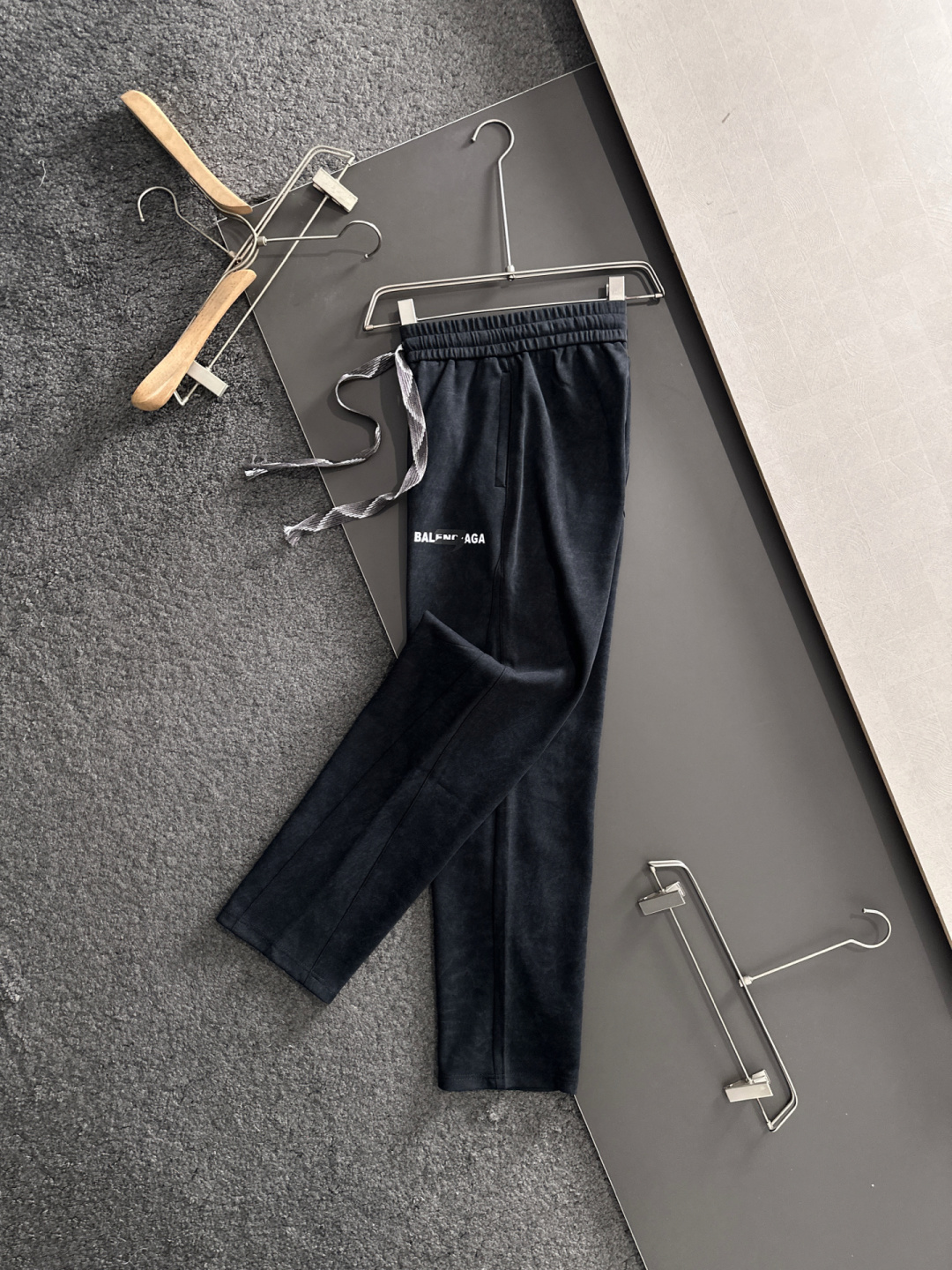 BAL 2025秋冬新品休闲裤，经典款百看不厌，裤身工艺设计，进口客供辅料、面料定制，每个细节做到极致，