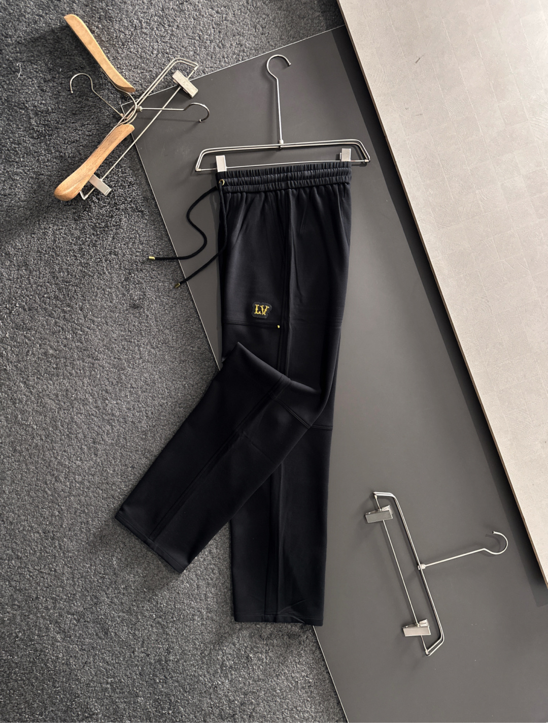 1V 2025秋冬新品休闲裤，经典款百看不厌，裤身工艺设计，进口客供辅料、面料定制，每个细节做到极致，原