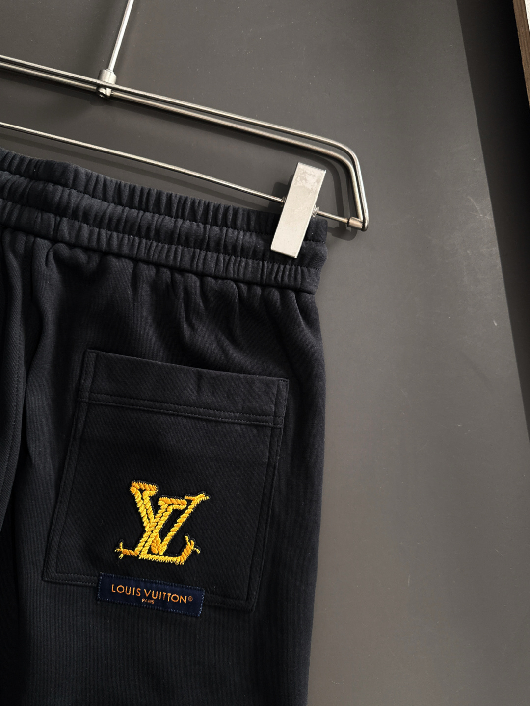 1V 2025秋冬新品休闲裤，经典款百看不厌，裤身工艺设计，进口客供辅料、面料定制，每个细节做到极致，原