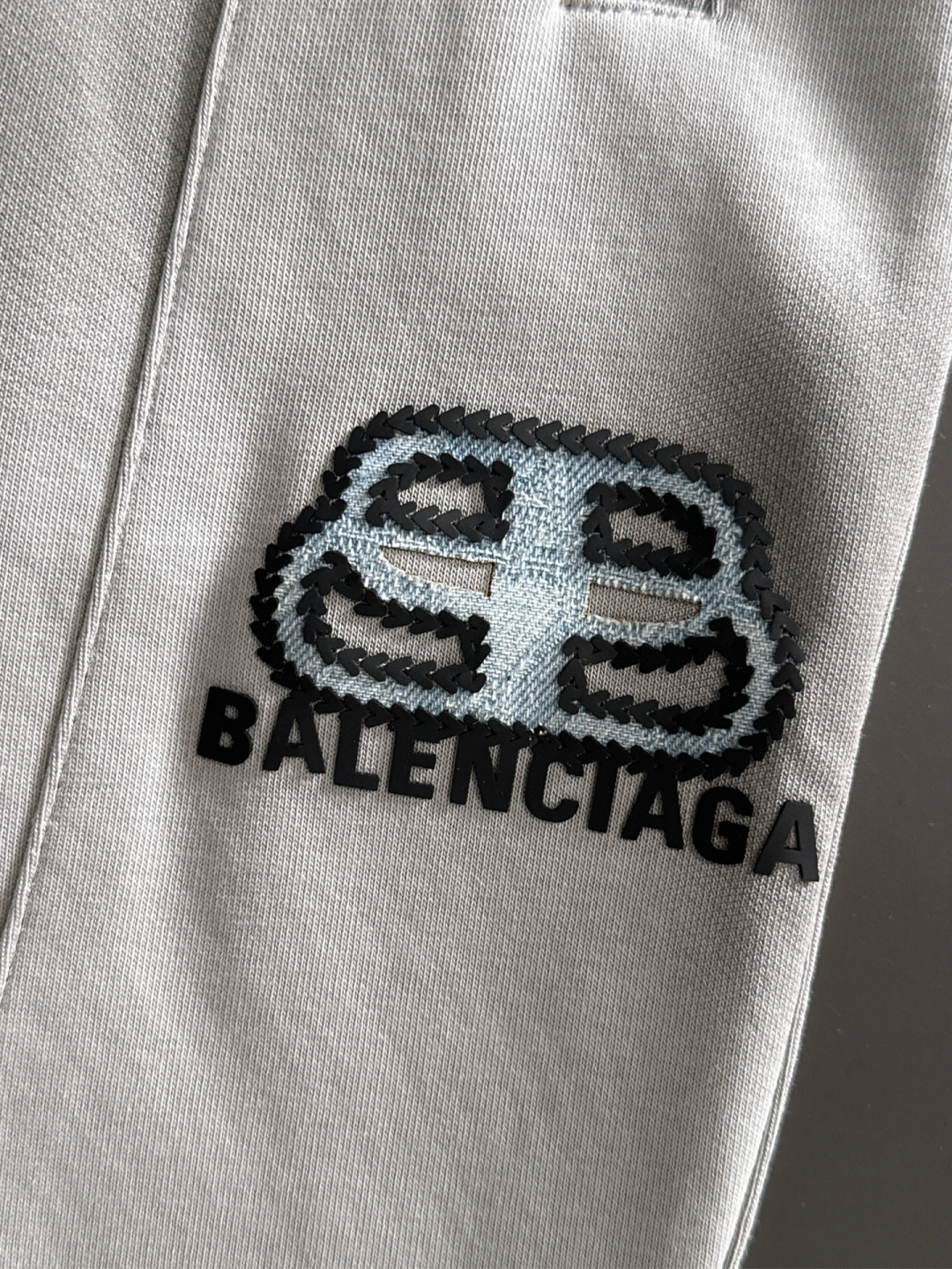 BAL 2025秋冬新品休闲裤，经典款百看不厌，裤身工艺设计，进口客供辅料、面料定制，每个细节做到极致，