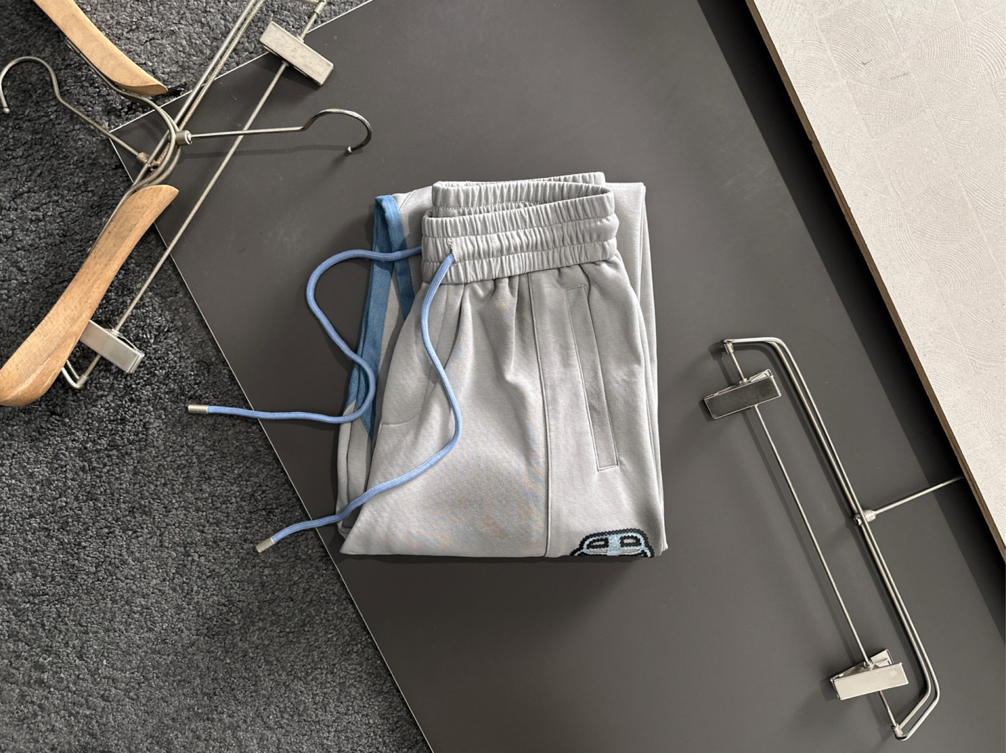 BAL 2025秋冬新品休闲裤，经典款百看不厌，裤身工艺设计，进口客供辅料、面料定制，每个细节做到极致，