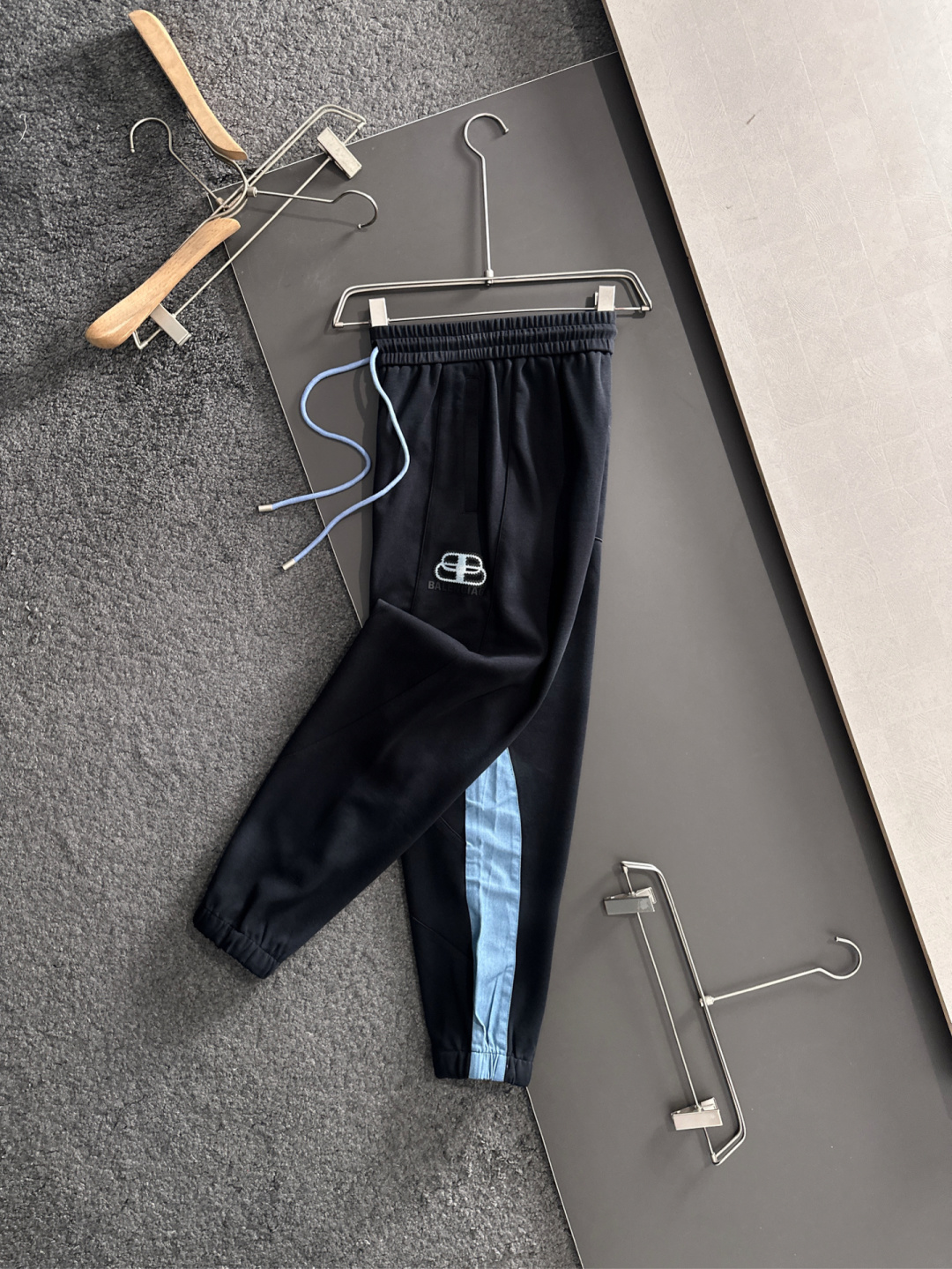 BAL 2025秋冬新品休闲裤，经典款百看不厌，裤身工艺设计，进口客供辅料、面料定制，每个细节做到极致，