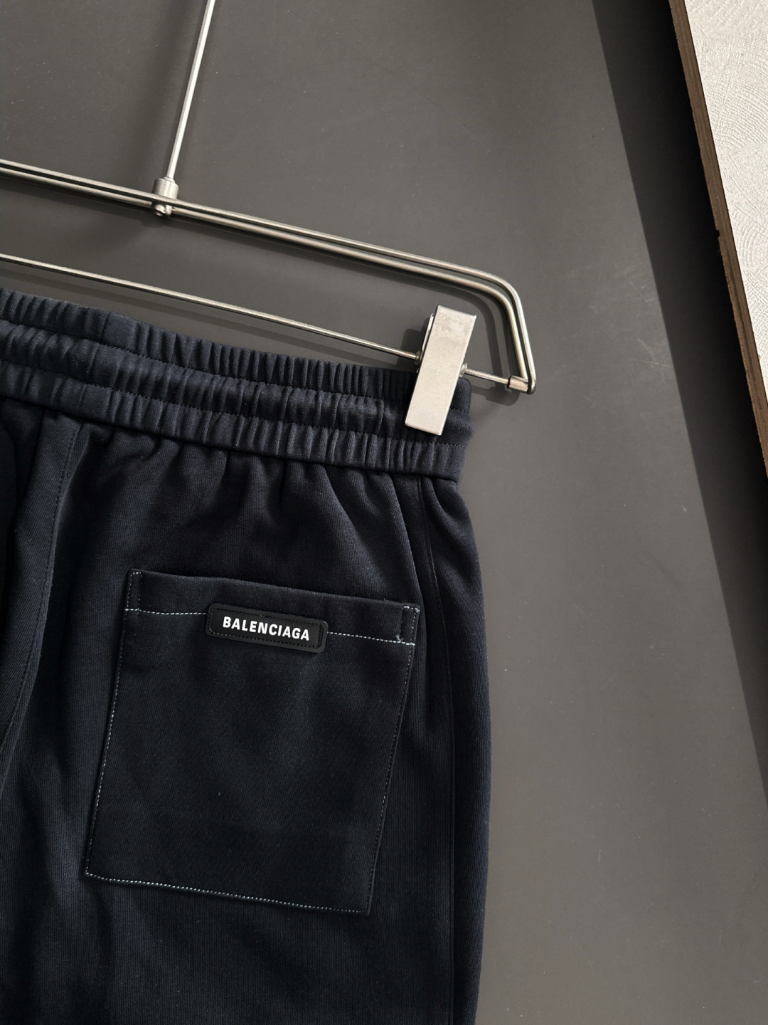 BAL 2025秋冬新品休闲裤，经典款百看不厌，裤身工艺设计，进口客供辅料、面料定制，每个细节做到极致，