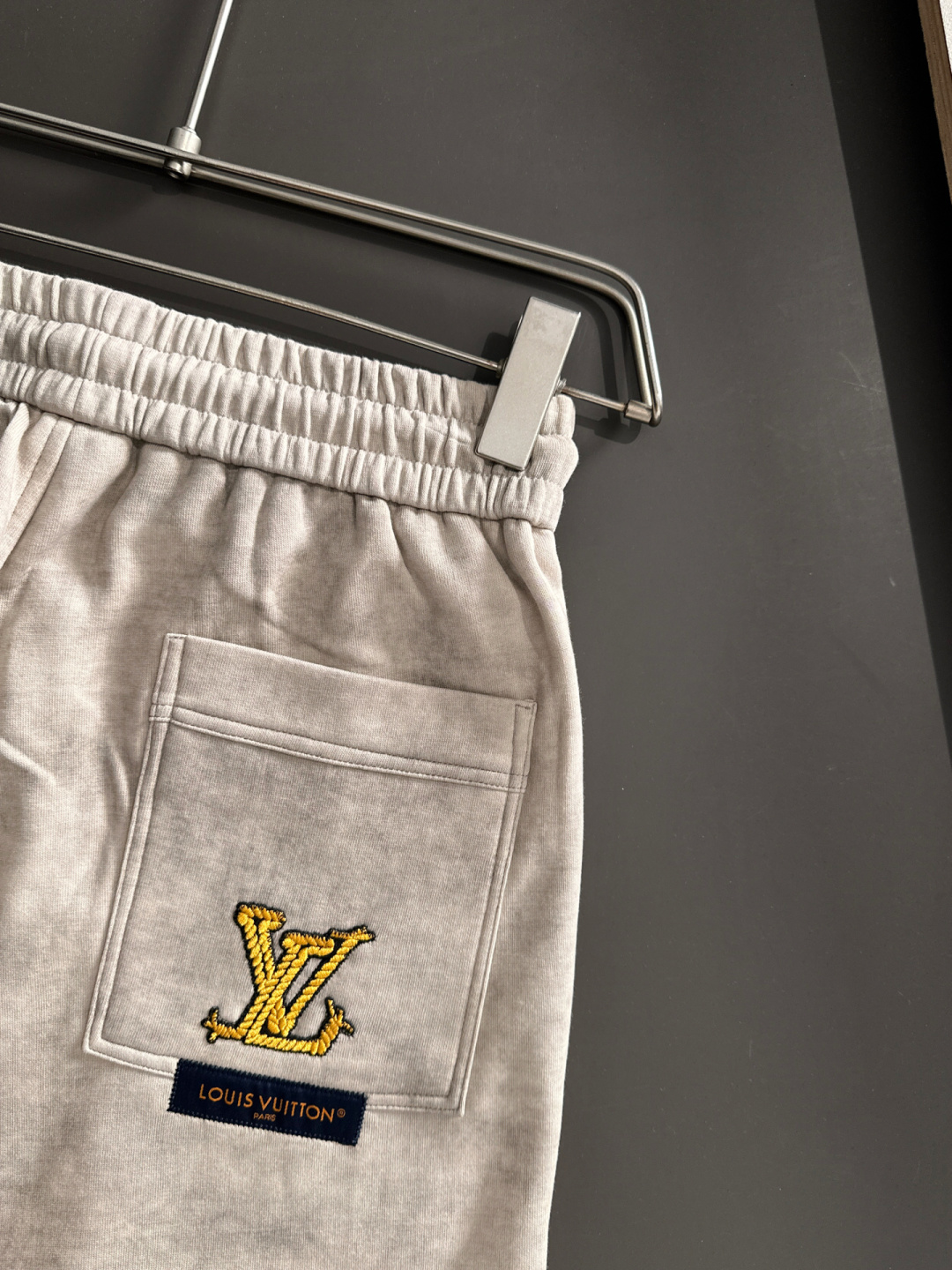 1V 2025秋冬新品休闲裤，经典款百看不厌，裤身工艺设计，进口客供辅料、面料定制，每个细节做到极致，原