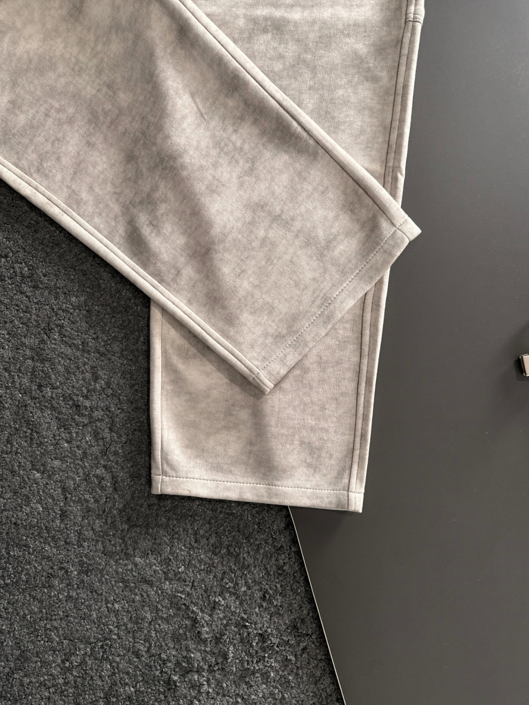 1V 2025秋冬新品休闲裤，经典款百看不厌，裤身工艺设计，进口客供辅料、面料定制，每个细节做到极致，原