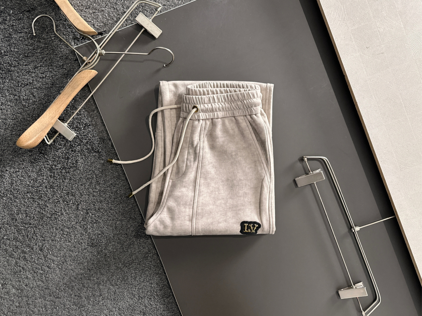 1V 2025秋冬新品休闲裤，经典款百看不厌，裤身工艺设计，进口客供辅料、面料定制，每个细节做到极致，原