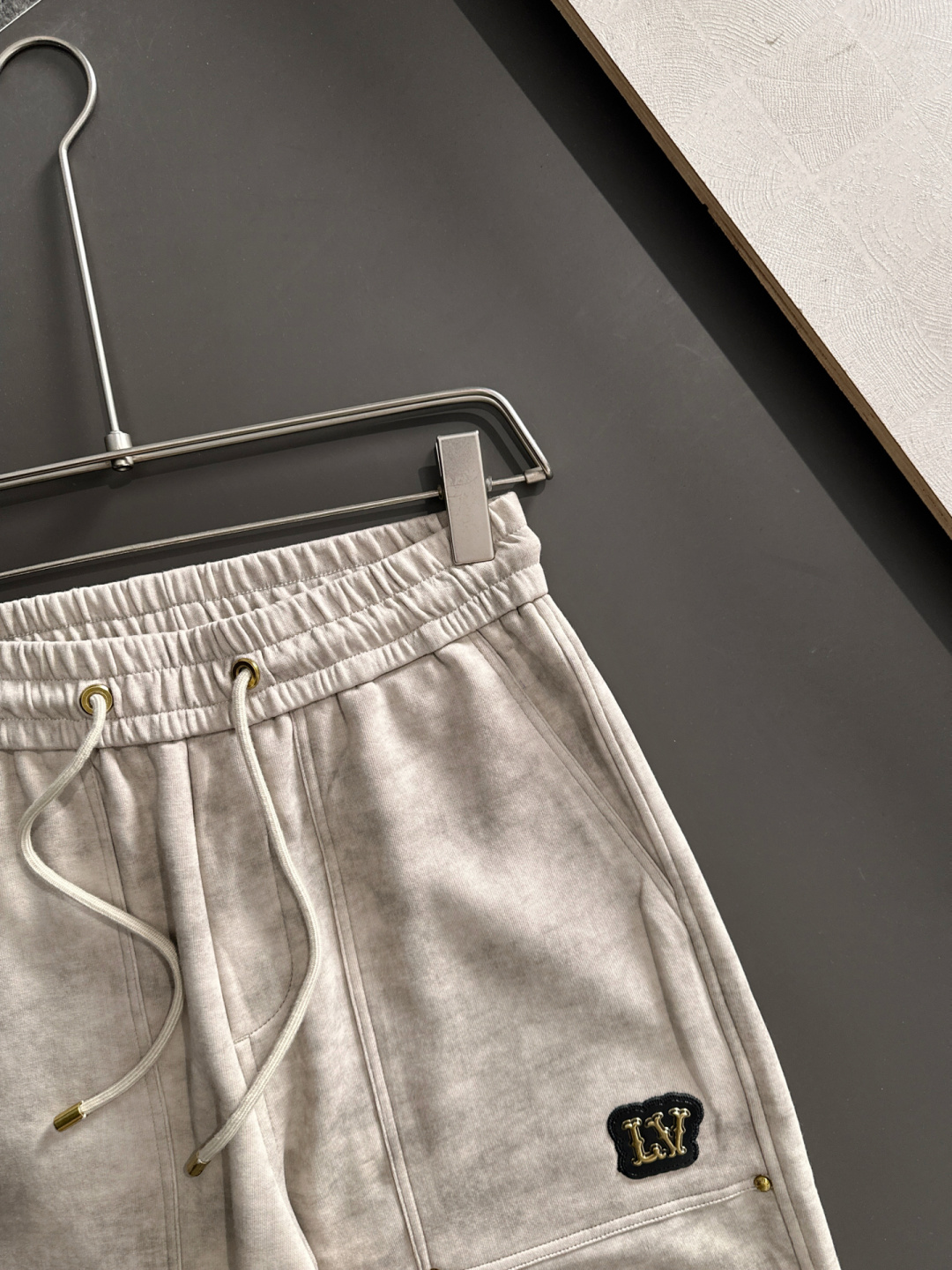 1V 2025秋冬新品休闲裤，经典款百看不厌，裤身工艺设计，进口客供辅料、面料定制，每个细节做到极致，原