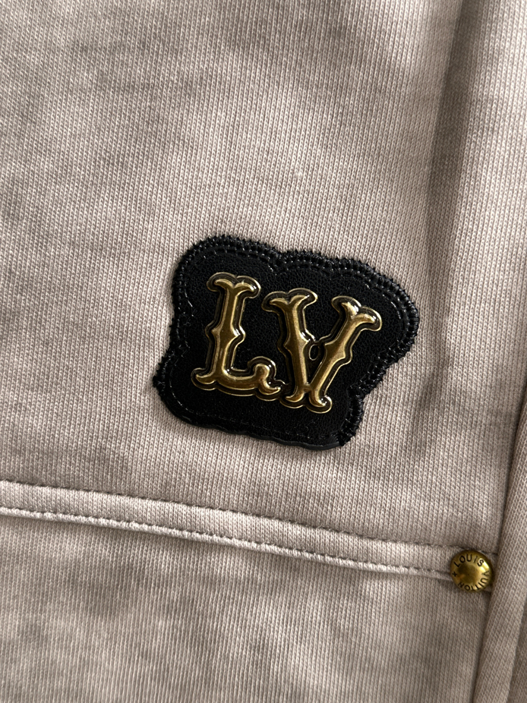 1V 2025秋冬新品休闲裤，经典款百看不厌，裤身工艺设计，进口客供辅料、面料定制，每个细节做到极致，原