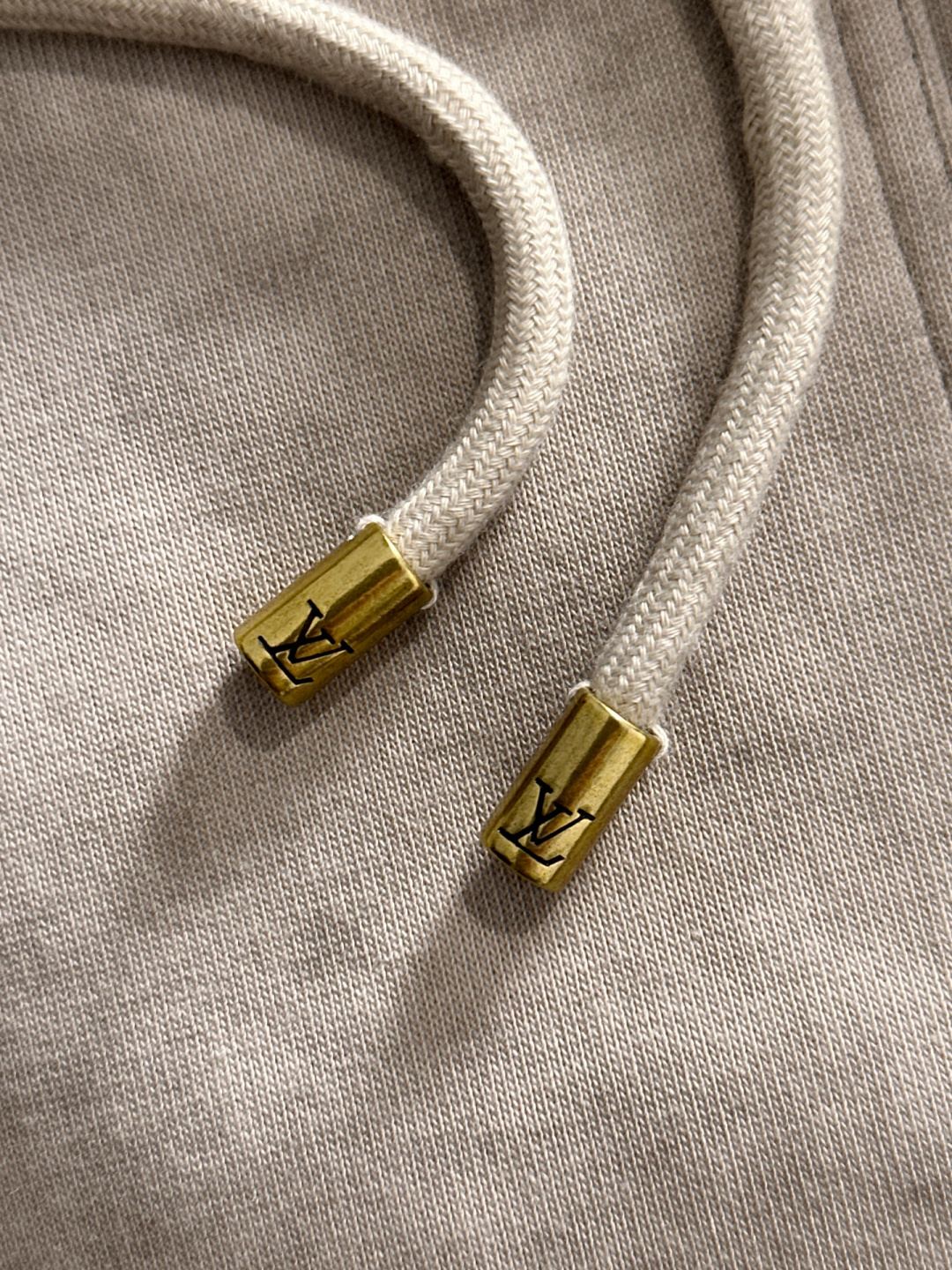 1V 2025秋冬新品休闲裤，经典款百看不厌，裤身工艺设计，进口客供辅料、面料定制，每个细节做到极致，原