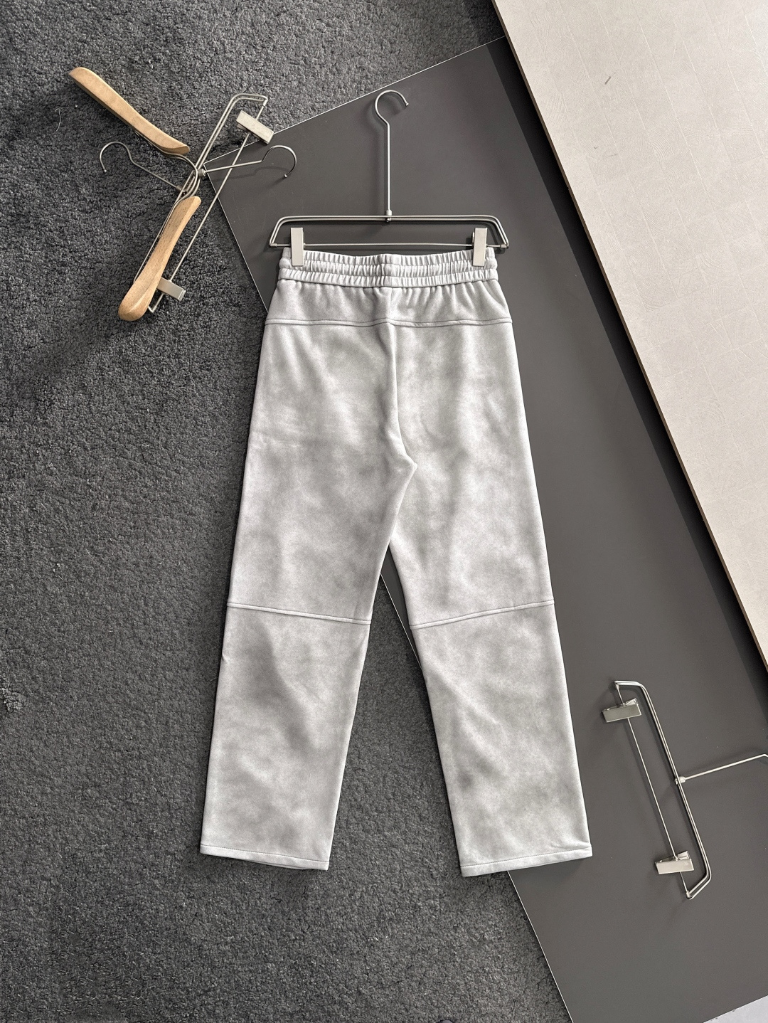 VVW 2025秋冬新品休闲裤，经典款百看不厌，裤身工艺设计，进口客供辅料、面料定制，每个细节做到极致，