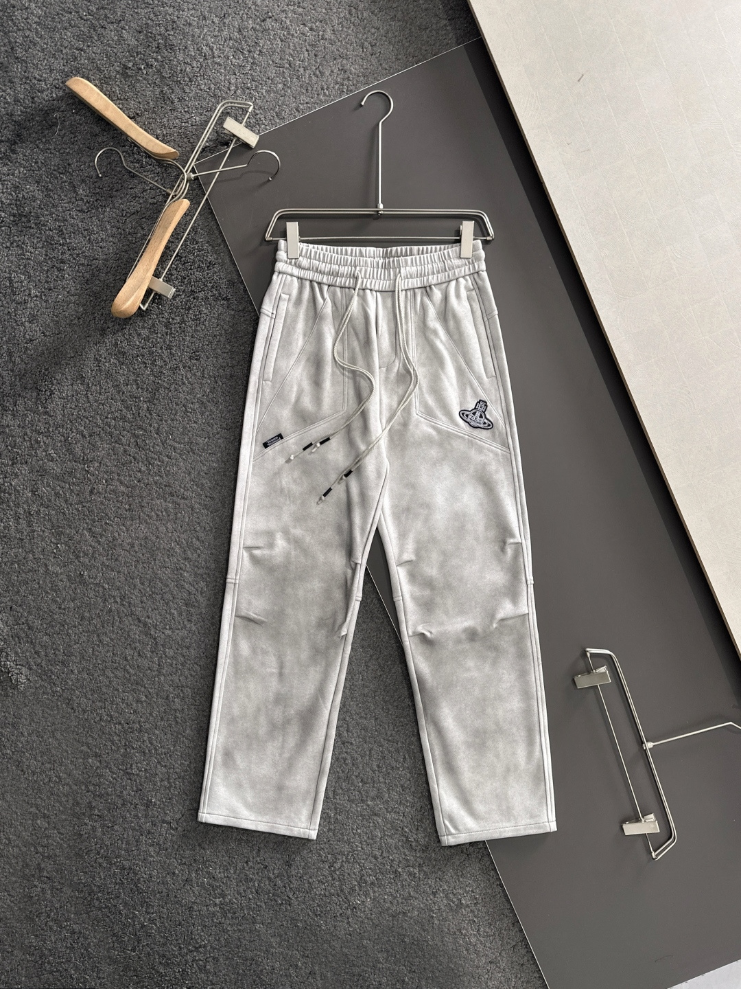 VVW 2025秋冬新品休闲裤，经典款百看不厌，裤身工艺设计，进口客供辅料、面料定制，每个细节做到极致，