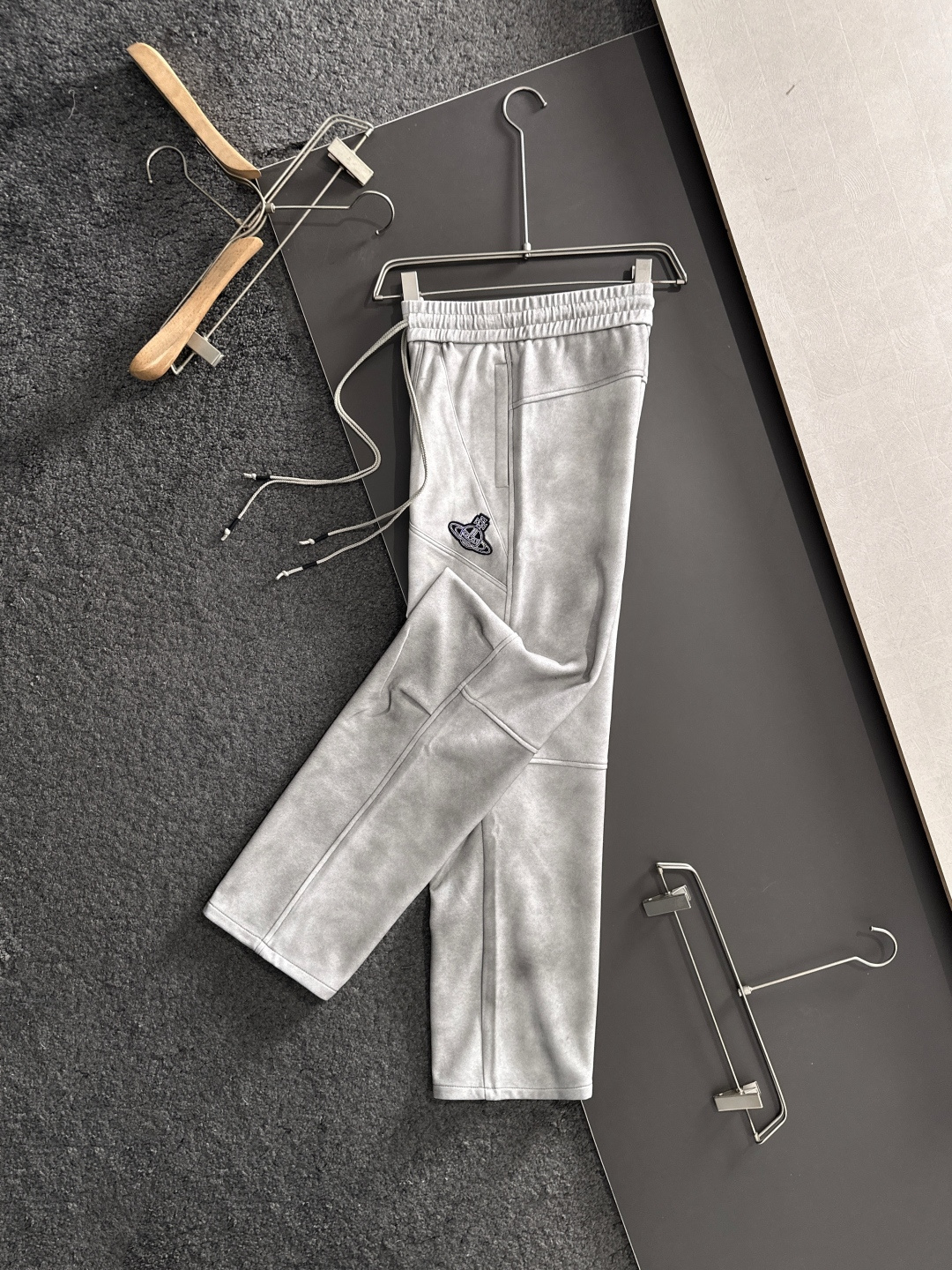 VVW 2025秋冬新品休闲裤，经典款百看不厌，裤身工艺设计，进口客供辅料、面料定制，每个细节做到极致，