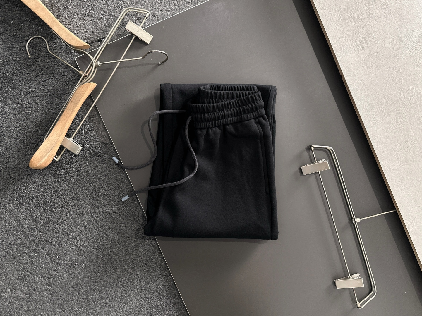 1V 2025秋冬新品休闲裤，经典款百看不厌，裤身工艺设计，进口客供辅料、面料定制，每个细节做到极致，原