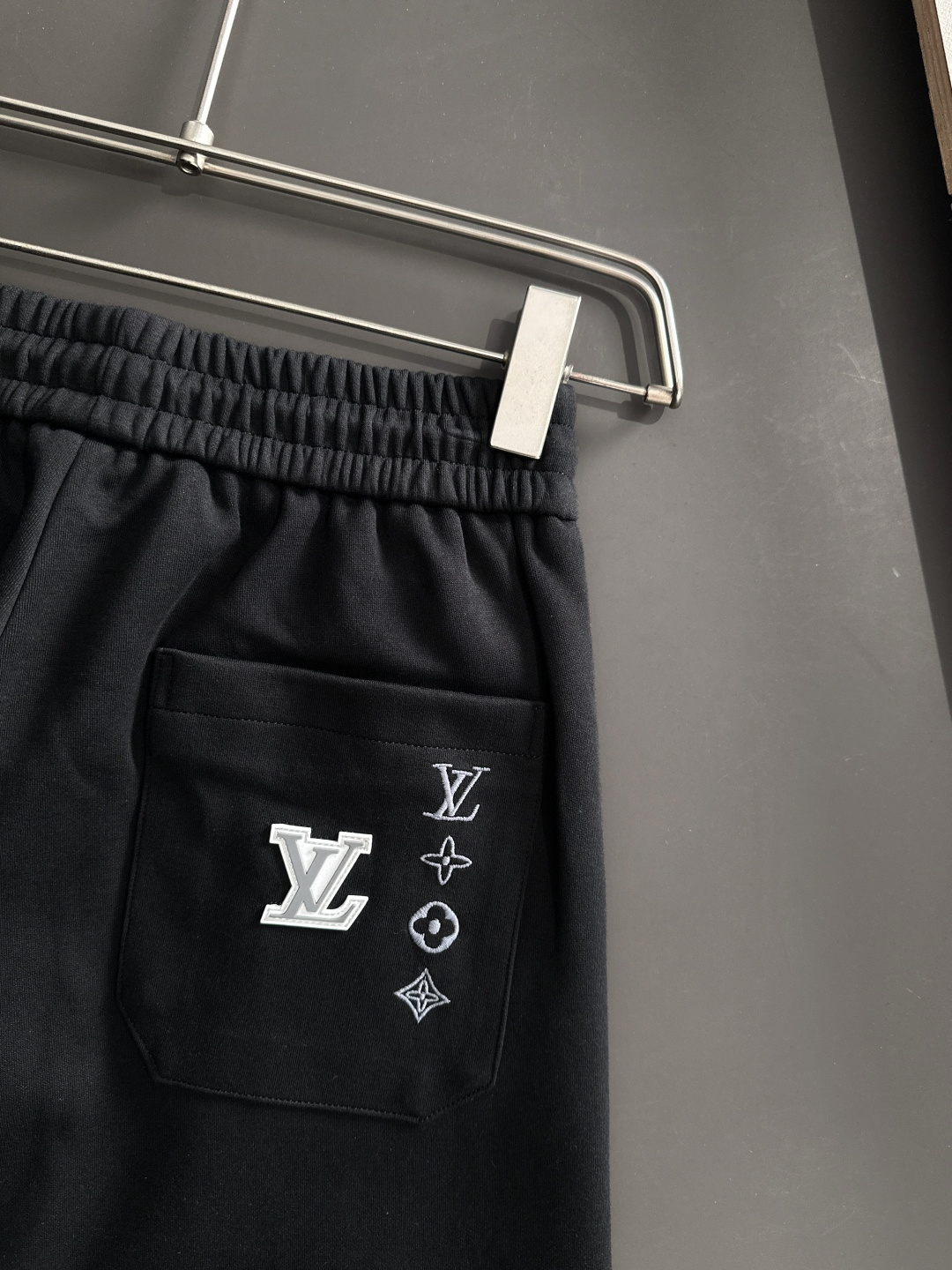 1V 2025秋冬新品休闲裤，经典款百看不厌，裤身工艺设计，进口客供辅料、面料定制，每个细节做到极致，原