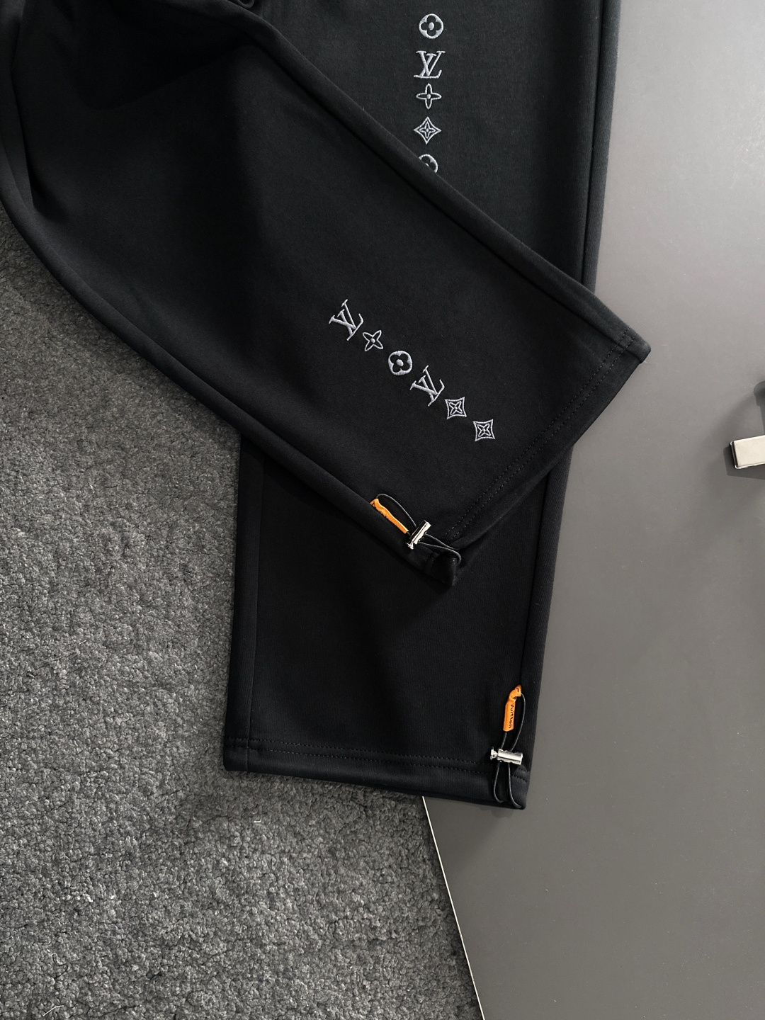 1V 2025秋冬新品休闲裤，经典款百看不厌，裤身工艺设计，进口客供辅料、面料定制，每个细节做到极致，原