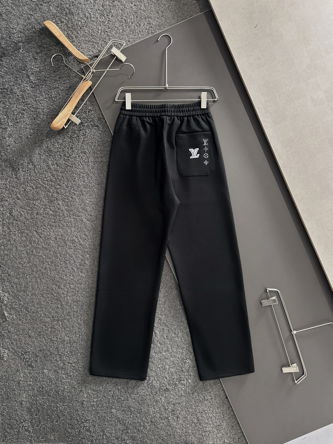 1V 2025秋冬新品休闲裤，经典款百看不厌，裤身工艺设计，进口客供辅料、面料定制，每个细节做到极致，原