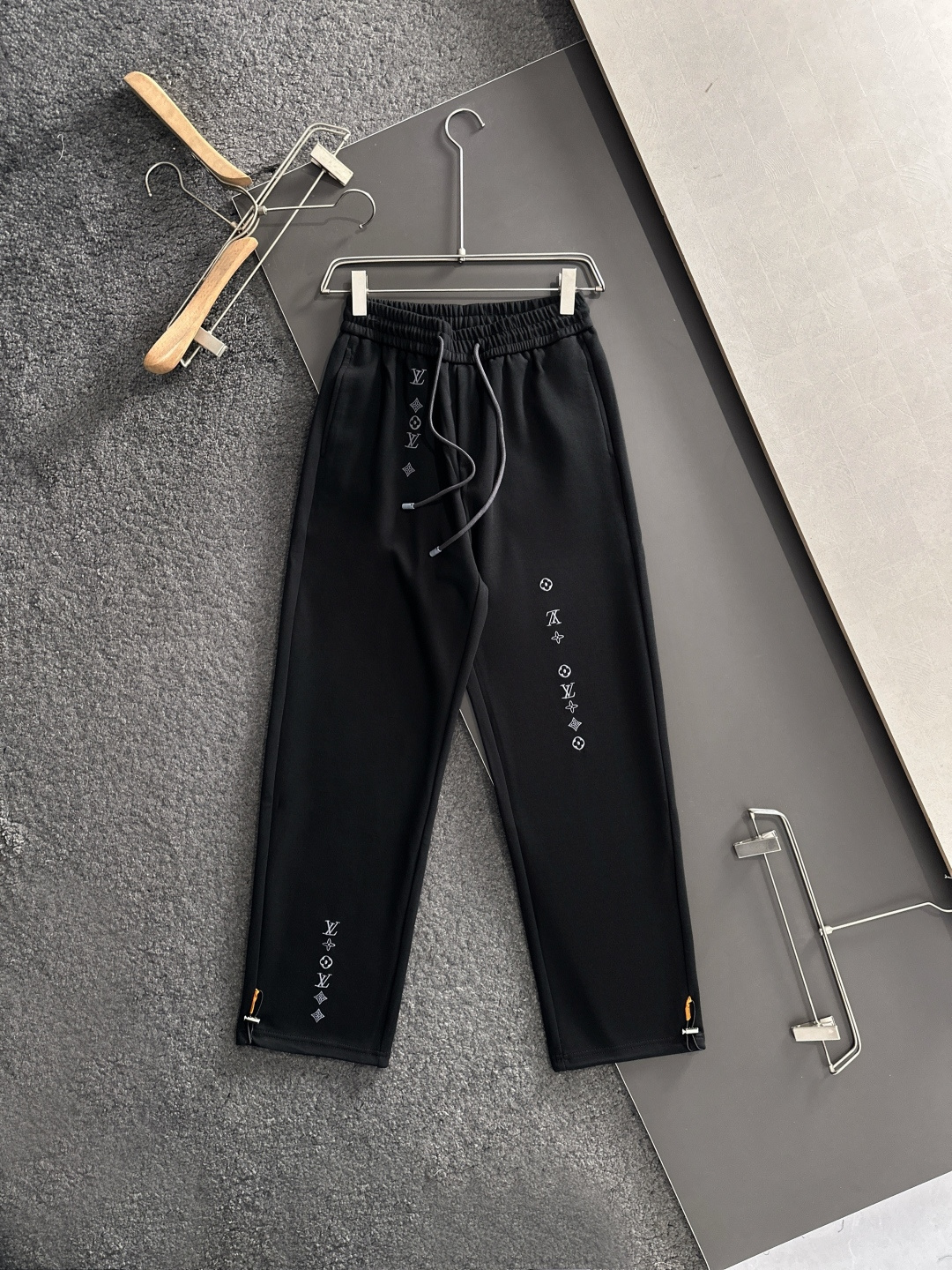 1V 2025秋冬新品休闲裤，经典款百看不厌，裤身工艺设计，进口客供辅料、面料定制，每个细节做到极致，原