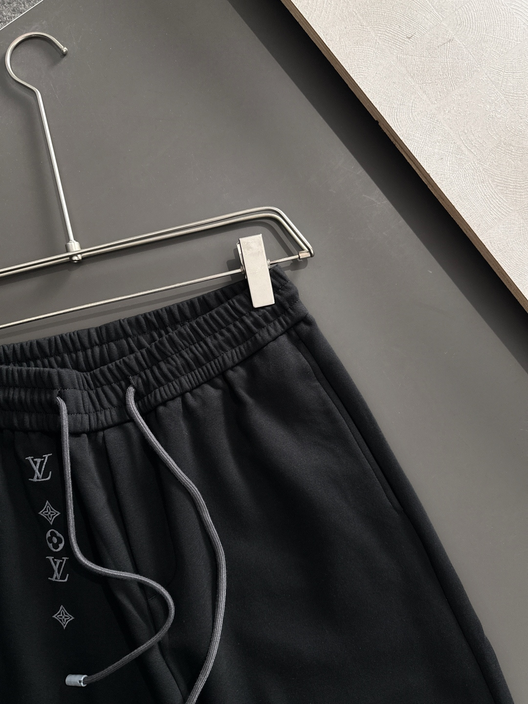 1V 2025秋冬新品休闲裤，经典款百看不厌，裤身工艺设计，进口客供辅料、面料定制，每个细节做到极致，原