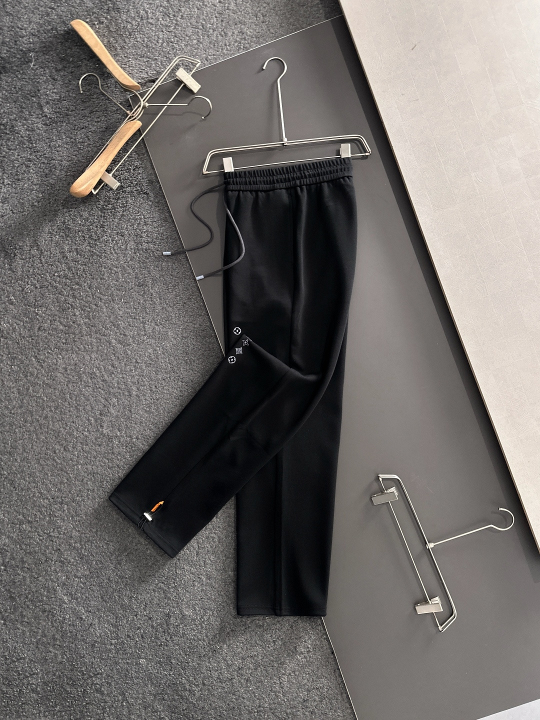 1V 2025秋冬新品休闲裤，经典款百看不厌，裤身工艺设计，进口客供辅料、面料定制，每个细节做到极致，原