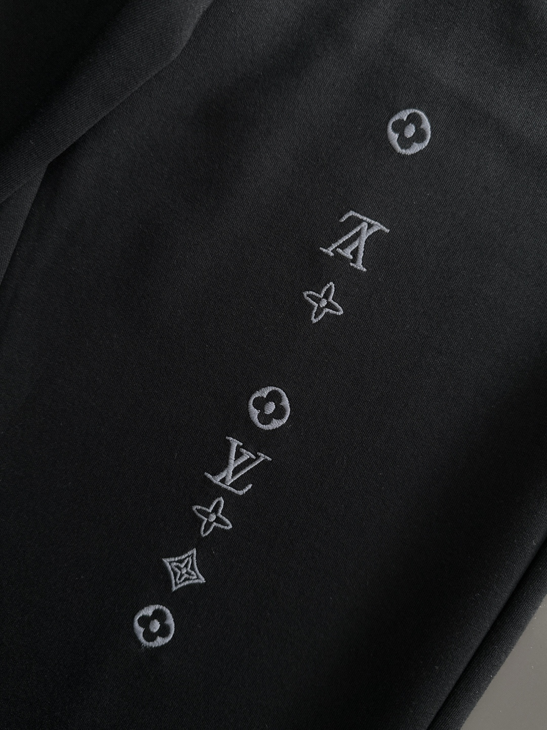 1V 2025秋冬新品休闲裤，经典款百看不厌，裤身工艺设计，进口客供辅料、面料定制，每个细节做到极致，原