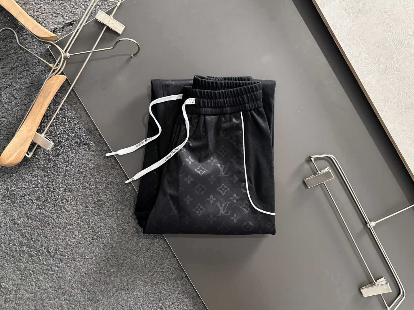 1V 2025秋冬新品休闲裤，经典款百看不厌，裤身工艺设计，进口客供辅料、面料定制，每个细节做到极致，原