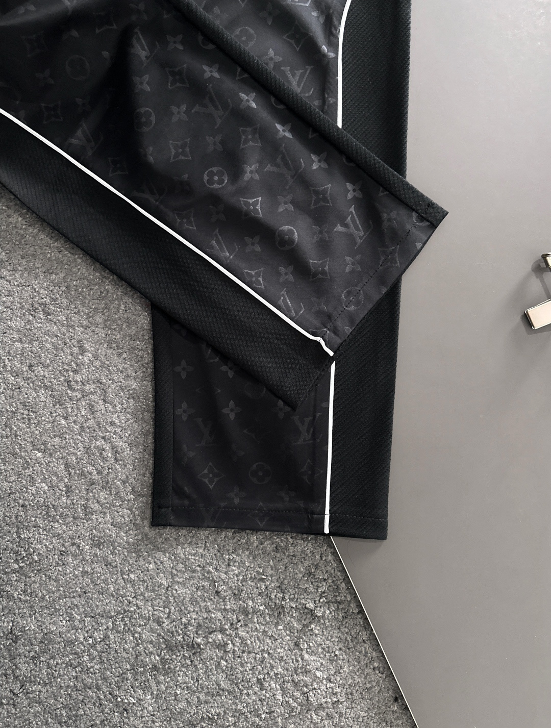 1V 2025秋冬新品休闲裤，经典款百看不厌，裤身工艺设计，进口客供辅料、面料定制，每个细节做到极致，原