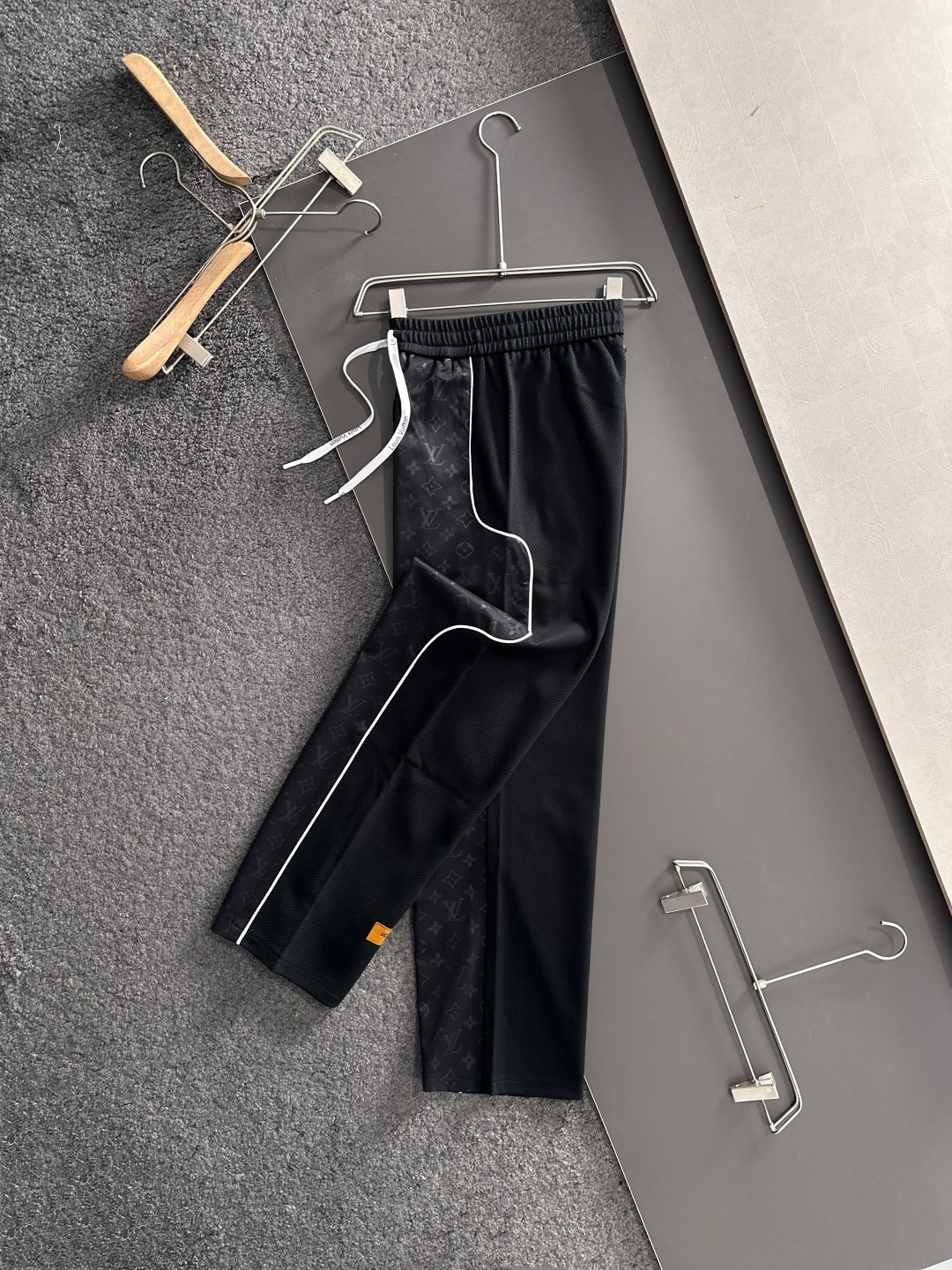 1V 2025秋冬新品休闲裤，经典款百看不厌，裤身工艺设计，进口客供辅料、面料定制，每个细节做到极致，原