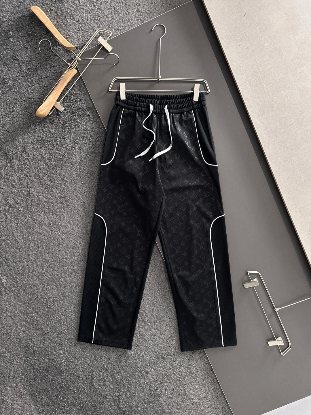 1V 2025秋冬新品休闲裤，经典款百看不厌，裤身工艺设计，进口客供辅料、面料定制，每个细节做到极致，原