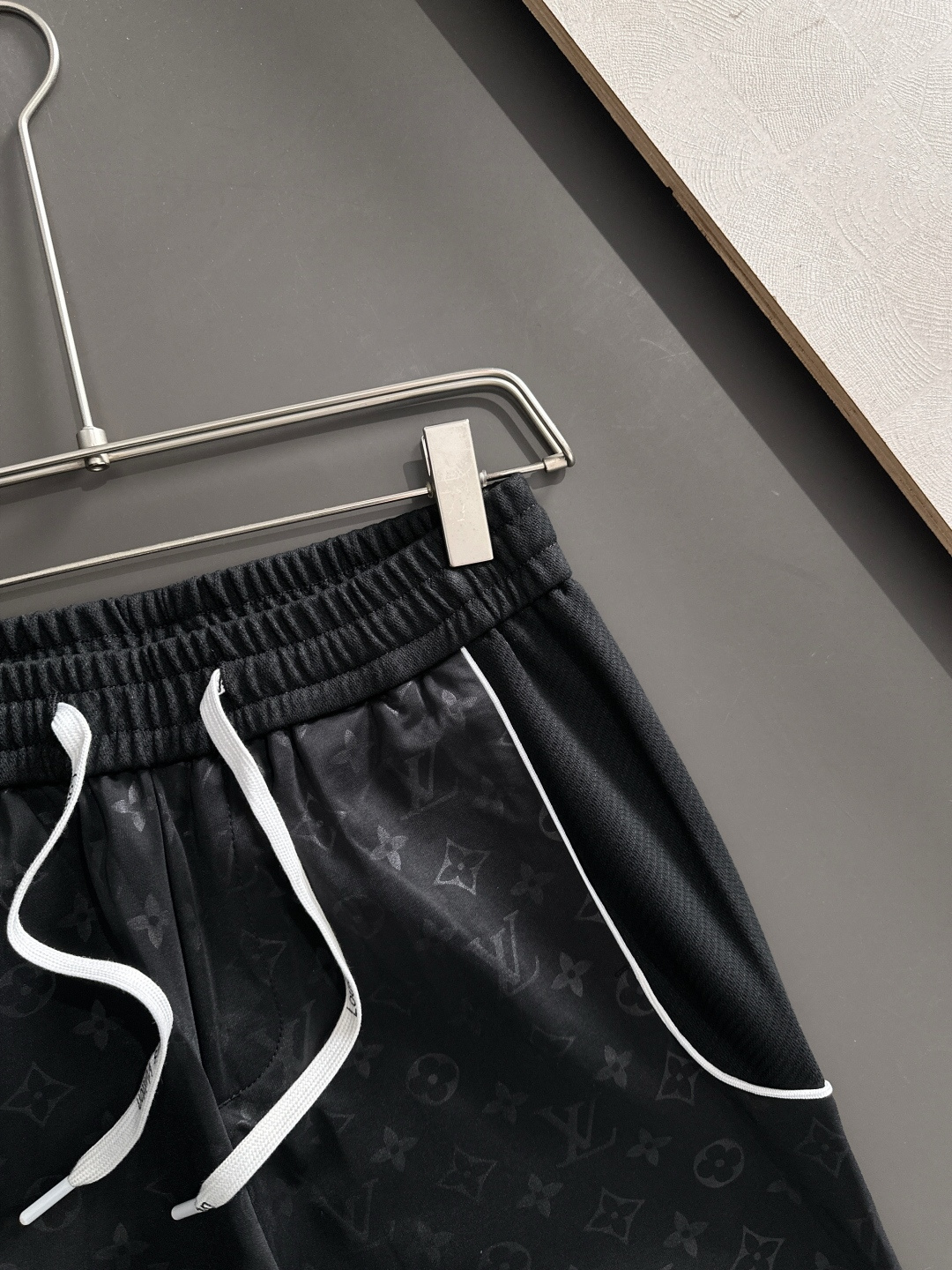 1V 2025秋冬新品休闲裤，经典款百看不厌，裤身工艺设计，进口客供辅料、面料定制，每个细节做到极致，原