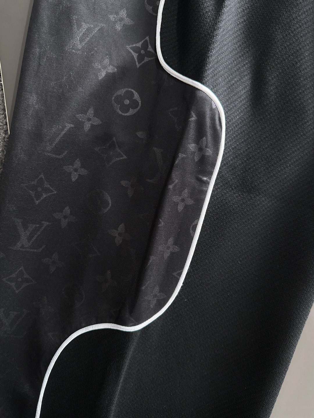 1V 2025秋冬新品休闲裤，经典款百看不厌，裤身工艺设计，进口客供辅料、面料定制，每个细节做到极致，原