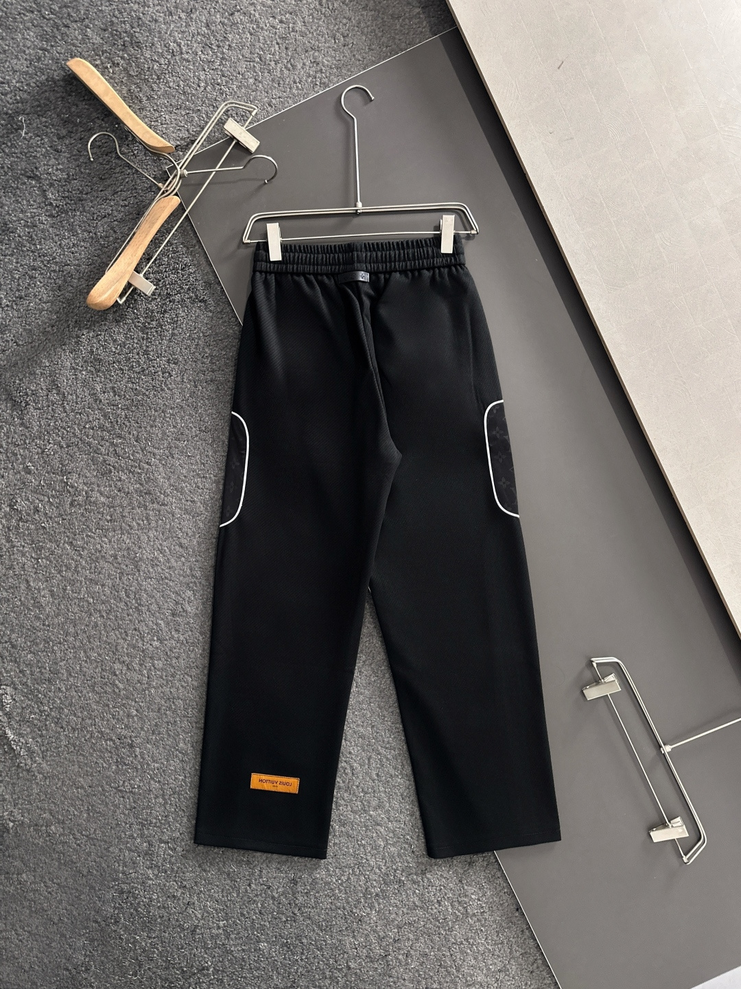 1V 2025秋冬新品休闲裤，经典款百看不厌，裤身工艺设计，进口客供辅料、面料定制，每个细节做到极致，原