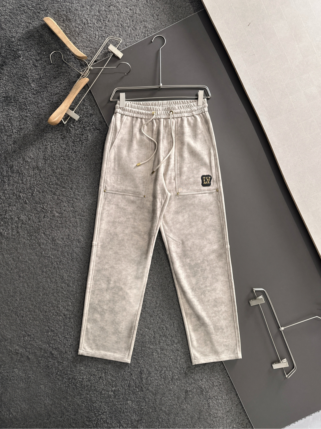 1V 2025秋冬新品休闲裤，经典款百看不厌，裤身工艺设计，进口客供辅料、面料定制，每个细节做到极致，原