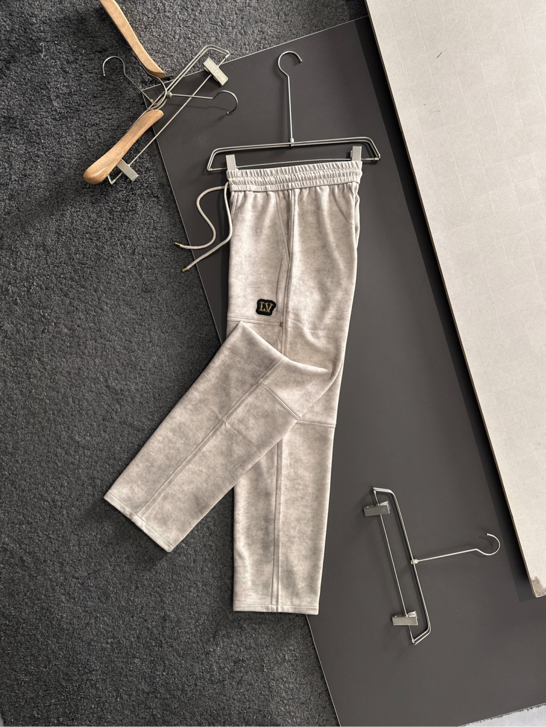 1V 2025秋冬新品休闲裤，经典款百看不厌，裤身工艺设计，进口客供辅料、面料定制，每个细节做到极致，原