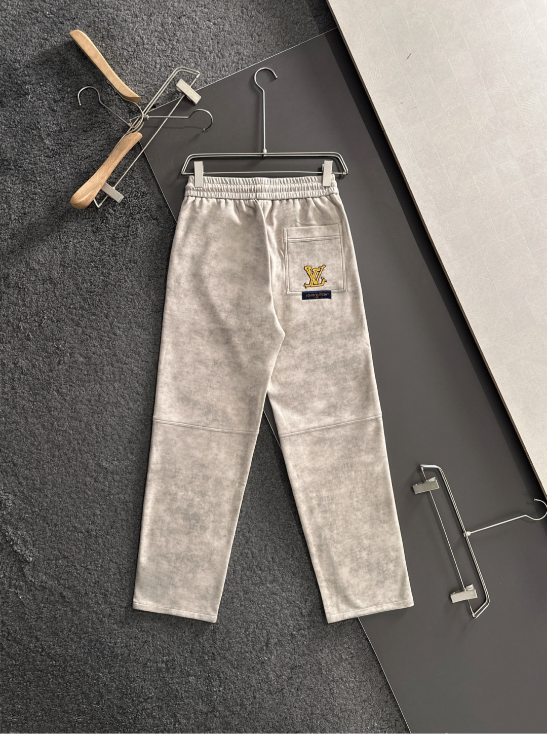 1V 2025秋冬新品休闲裤，经典款百看不厌，裤身工艺设计，进口客供辅料、面料定制，每个细节做到极致，原