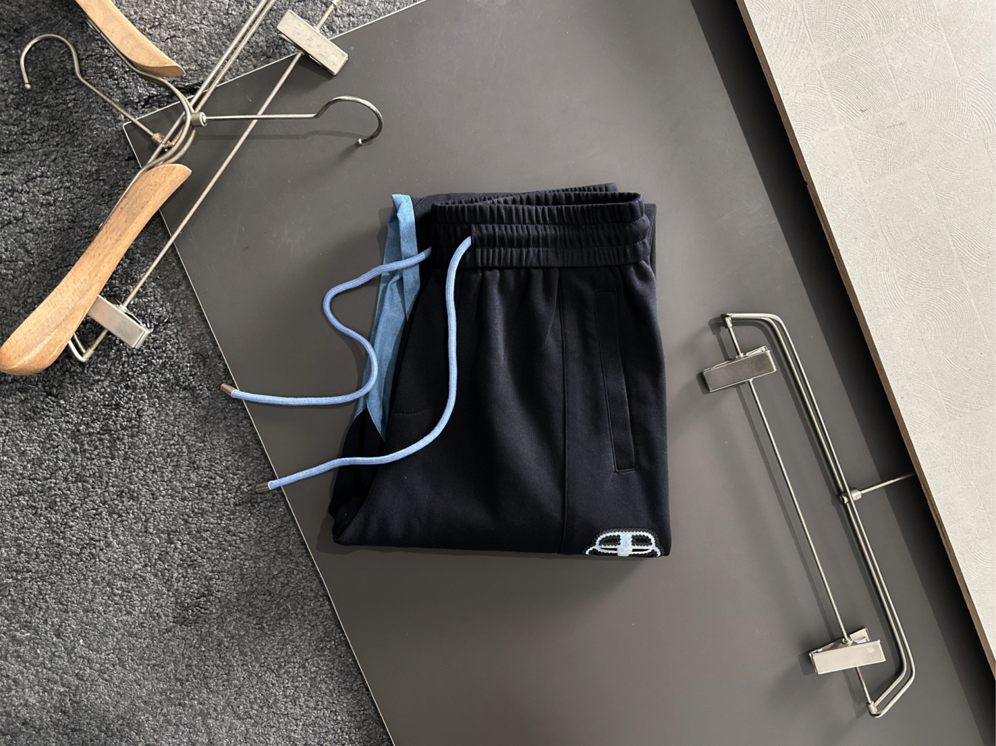 BAL 2025秋冬新品休闲裤，经典款百看不厌，裤身工艺设计，进口客供辅料、面料定制，每个细节做到极致，