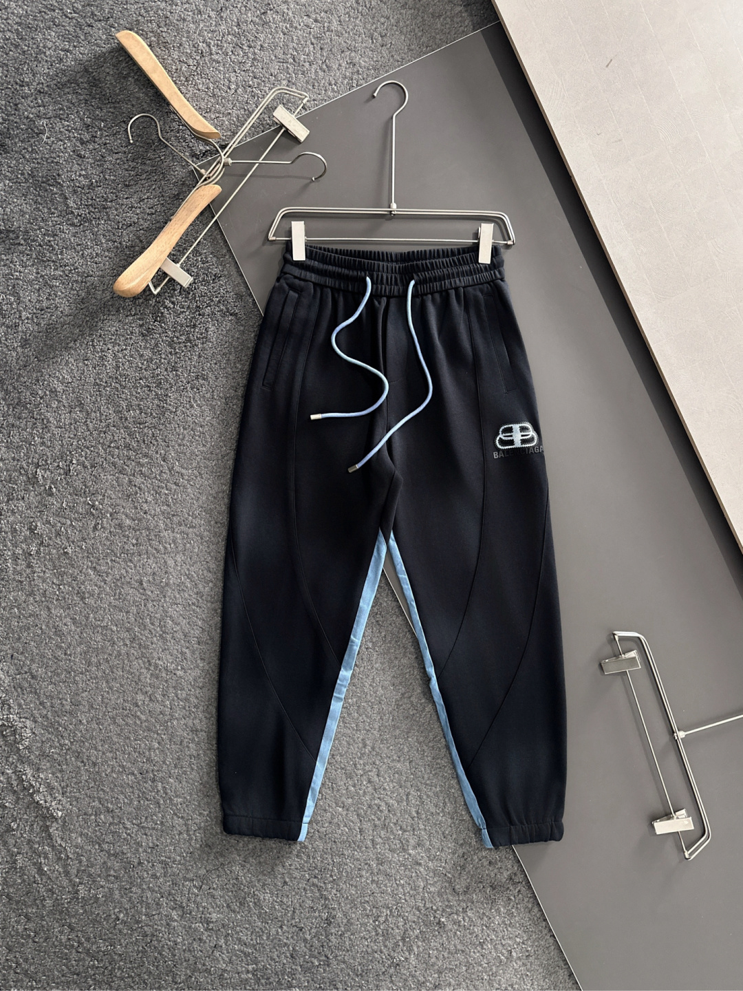 BAL 2025秋冬新品休闲裤，经典款百看不厌，裤身工艺设计，进口客供辅料、面料定制，每个细节做到极致，